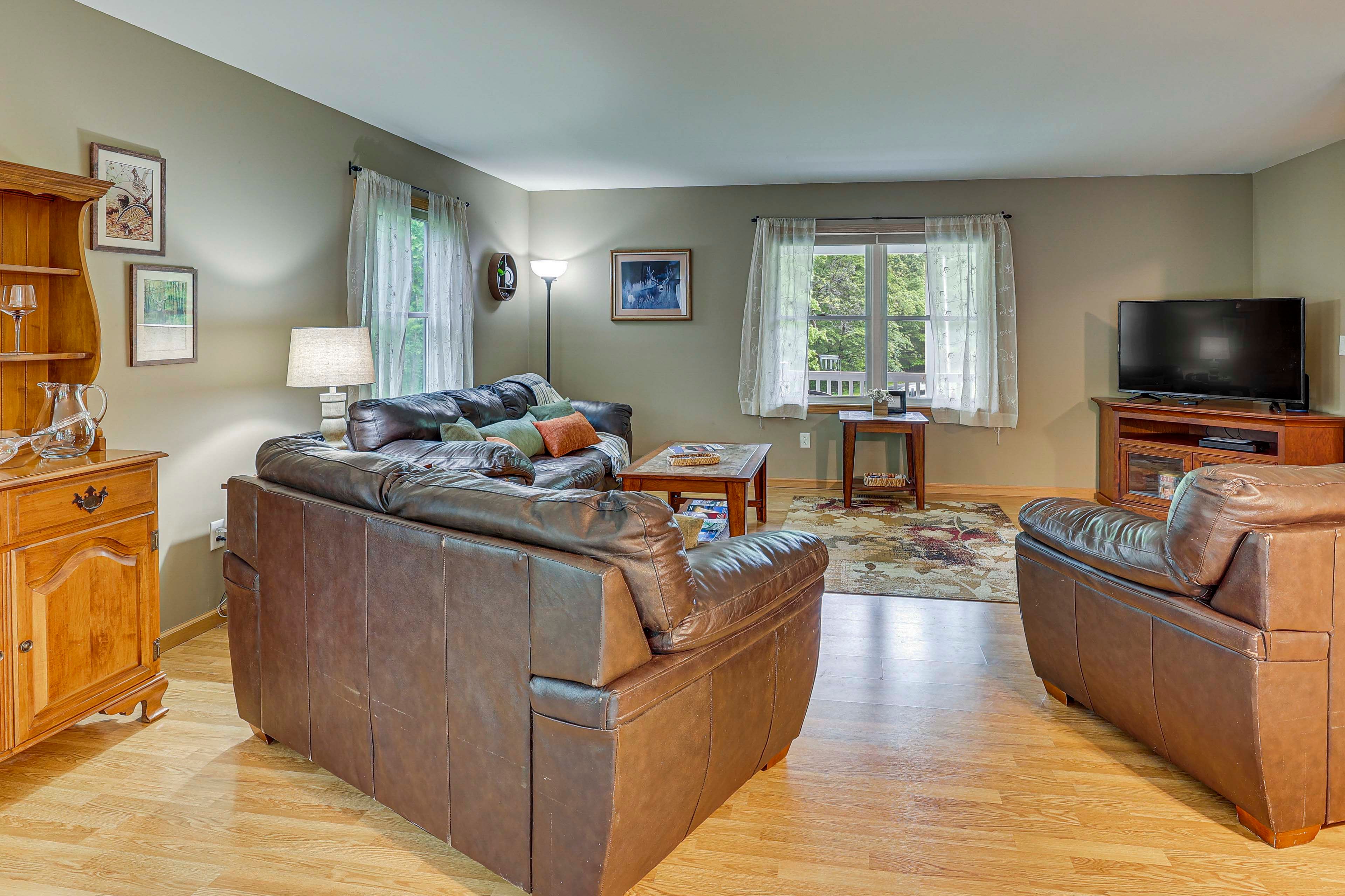 Living Room | 1st Floor | Smart TV | Desk Workspace