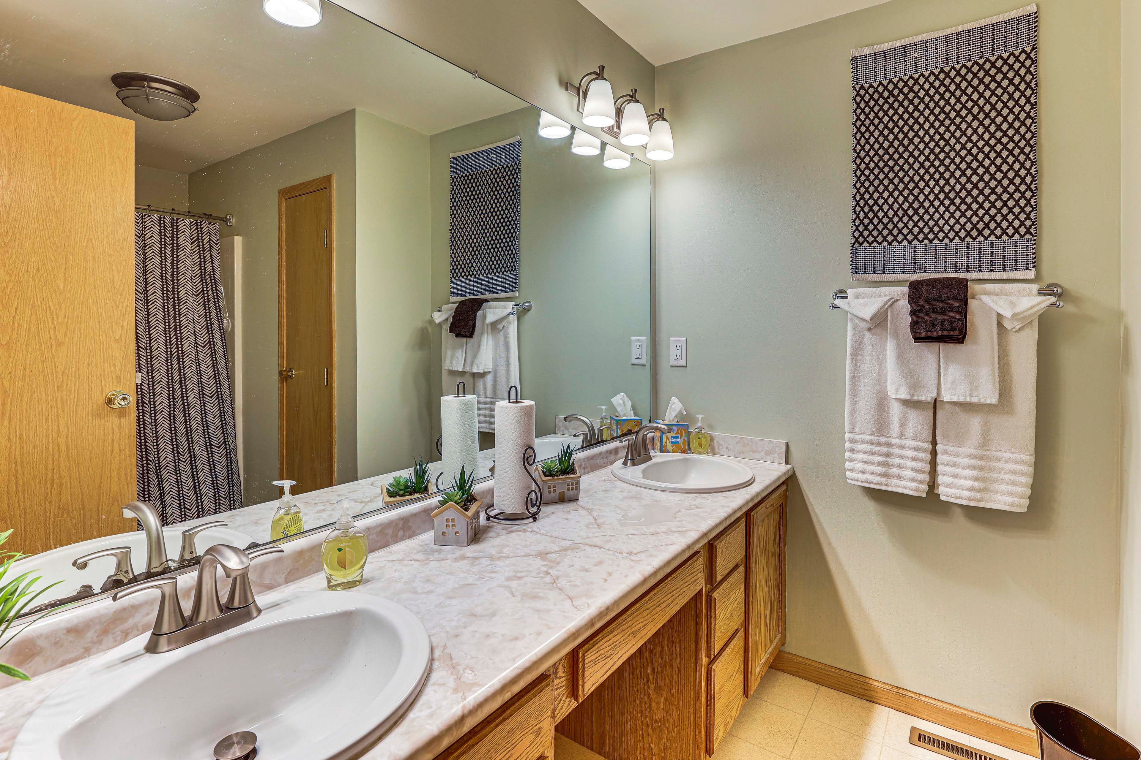En-Suite Bathroom | 1st Floor | Towels & Linens Provided