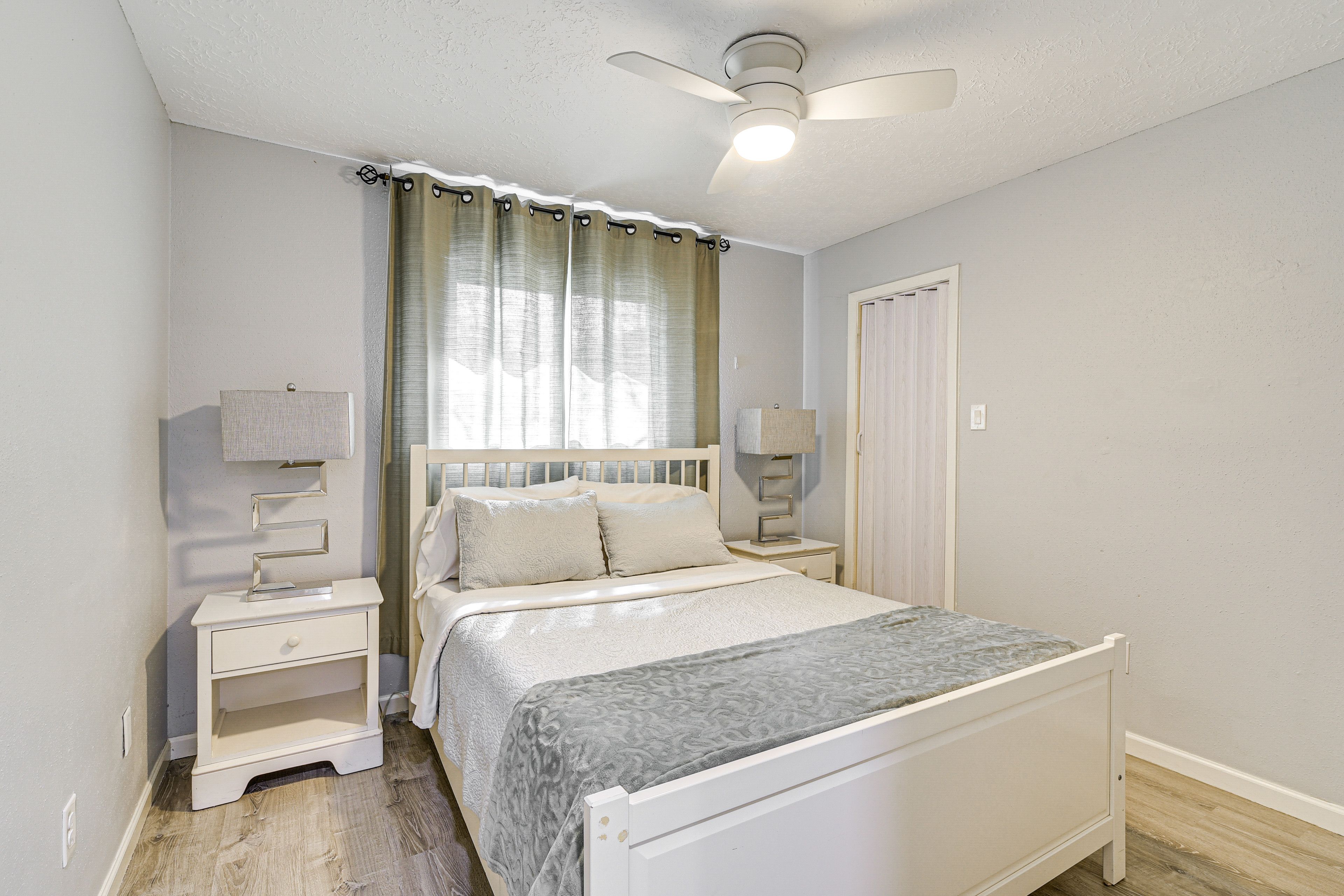 Bedroom 2 | Queen Bed