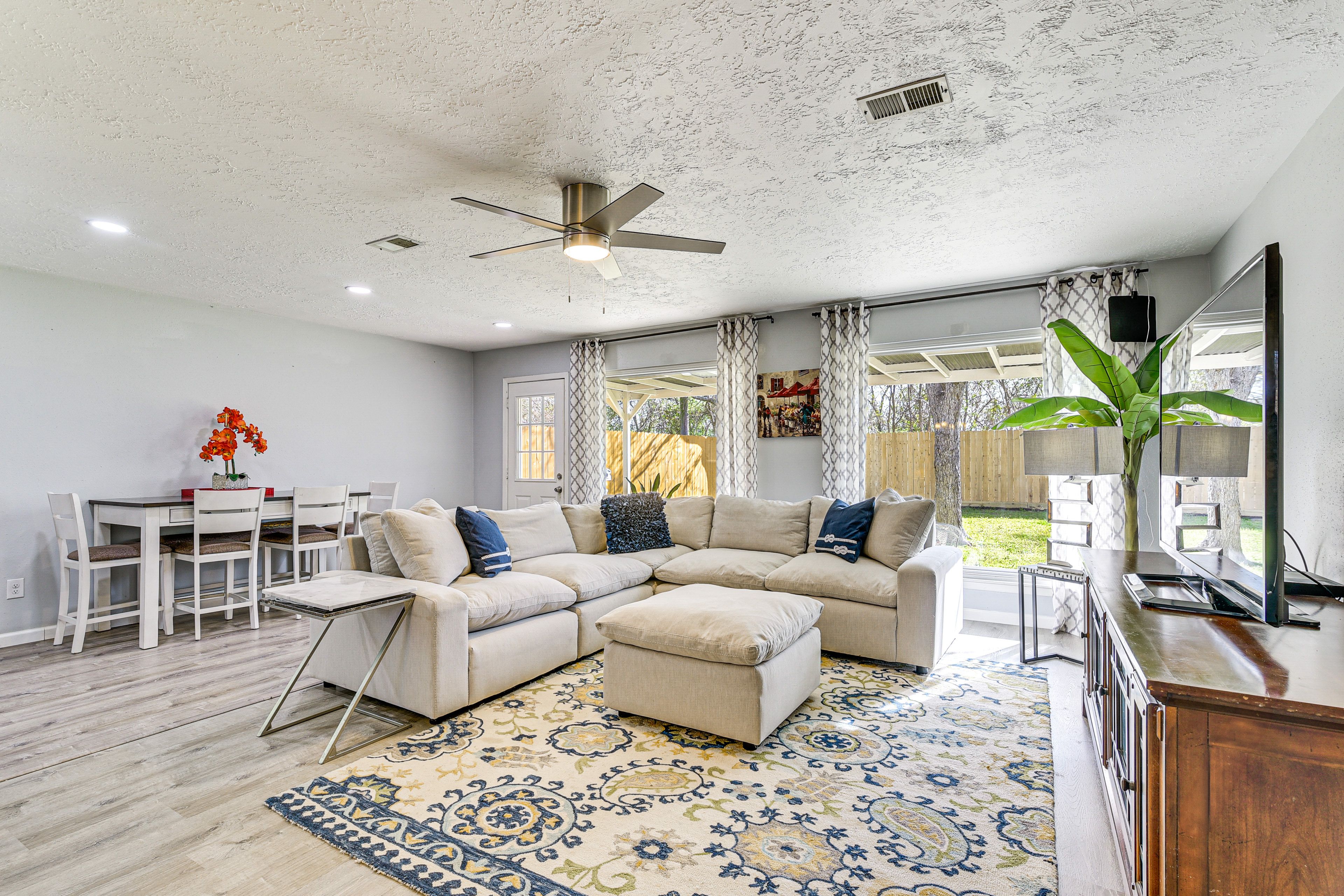 Living Room | Flat-Screen TVs w/ Cable | Central Heating & A/C | Free WiFi