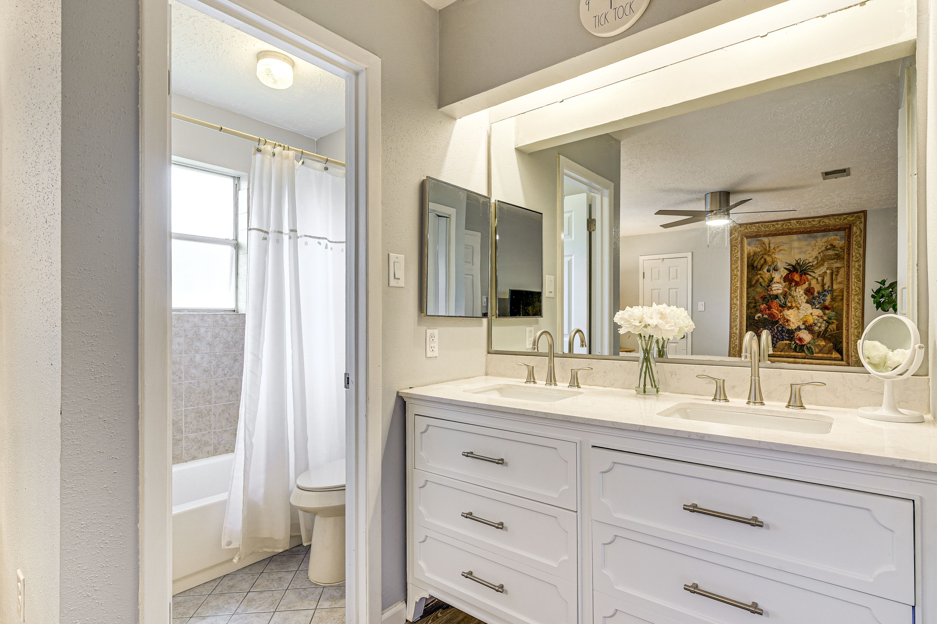 Full Bathroom | Complimentary Toiletries | Towels Provided