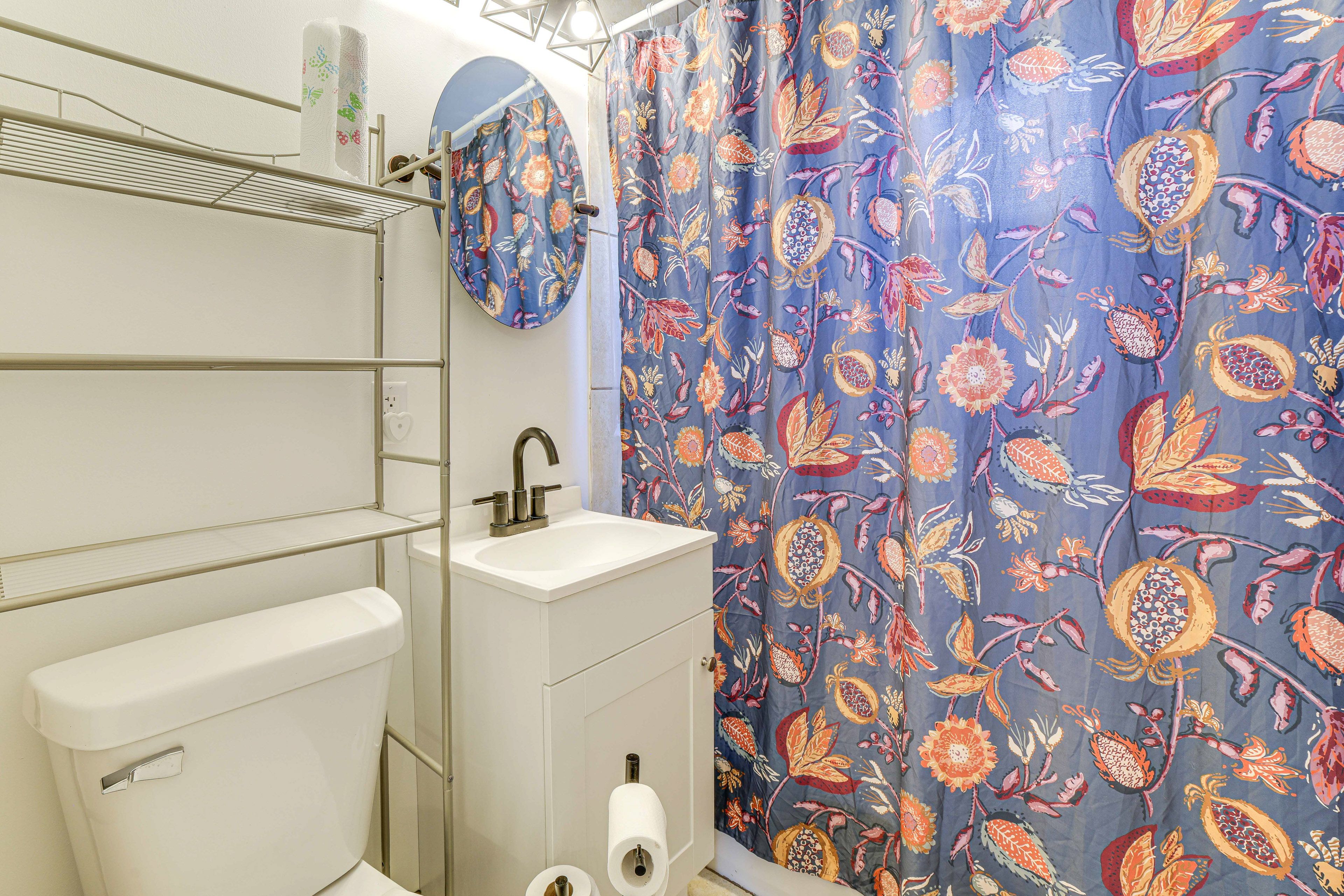 Full Bathroom | Towels Provided | 1st Floor