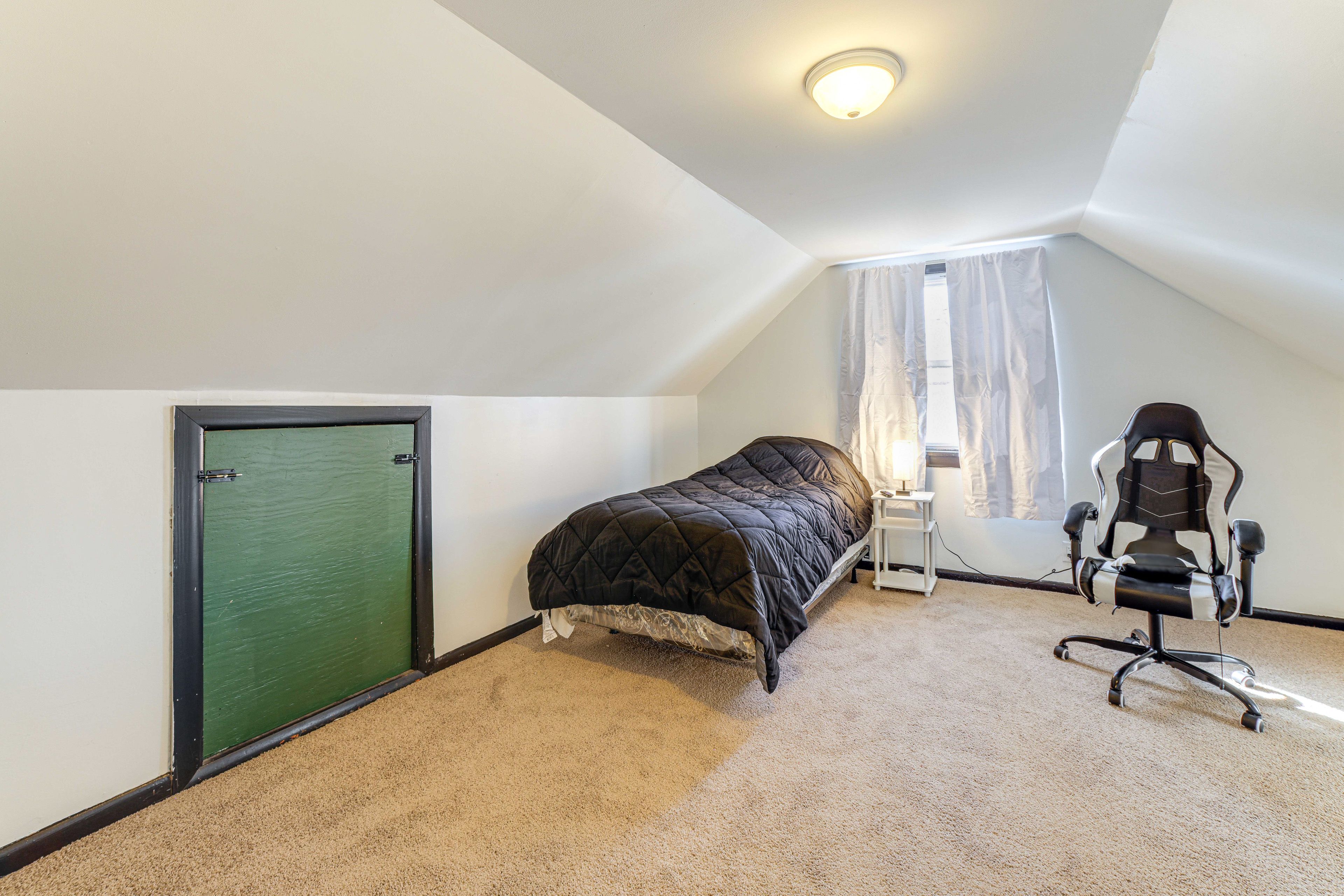Bedroom 3 | Twin Bed | Smart TV | 2nd Floor