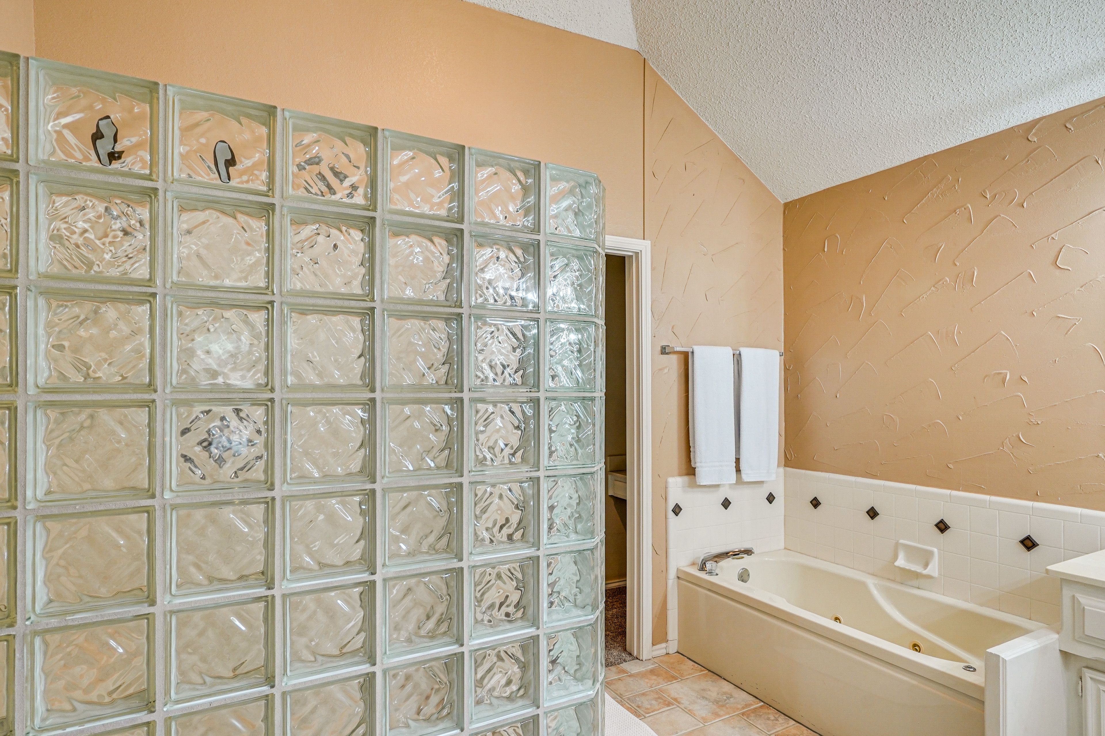 Full Bathroom | Main Level | Towels Provided