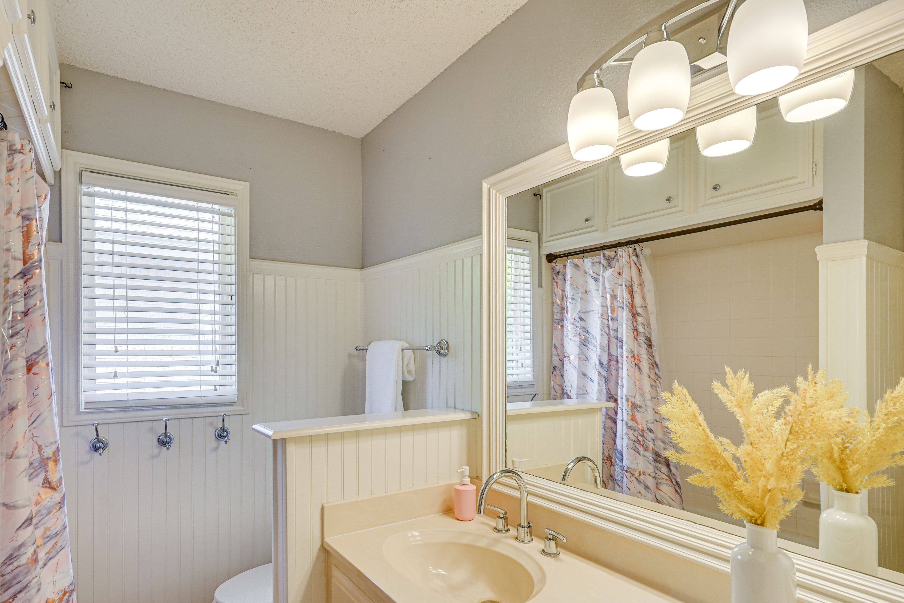Full Bathroom | Main Level | Complimentary Toiletries