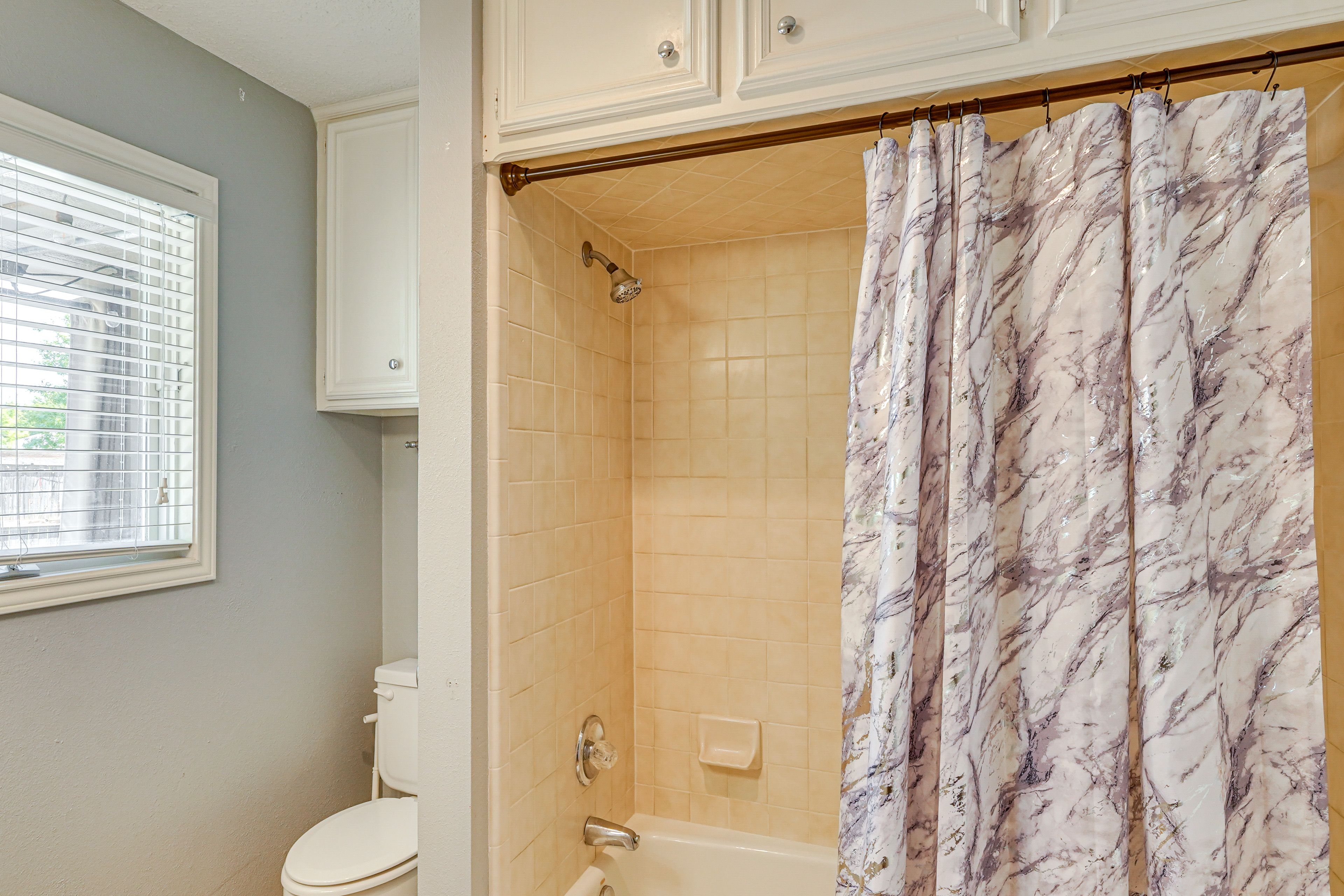 Full Bathroom | Main Level | Hair Dryer