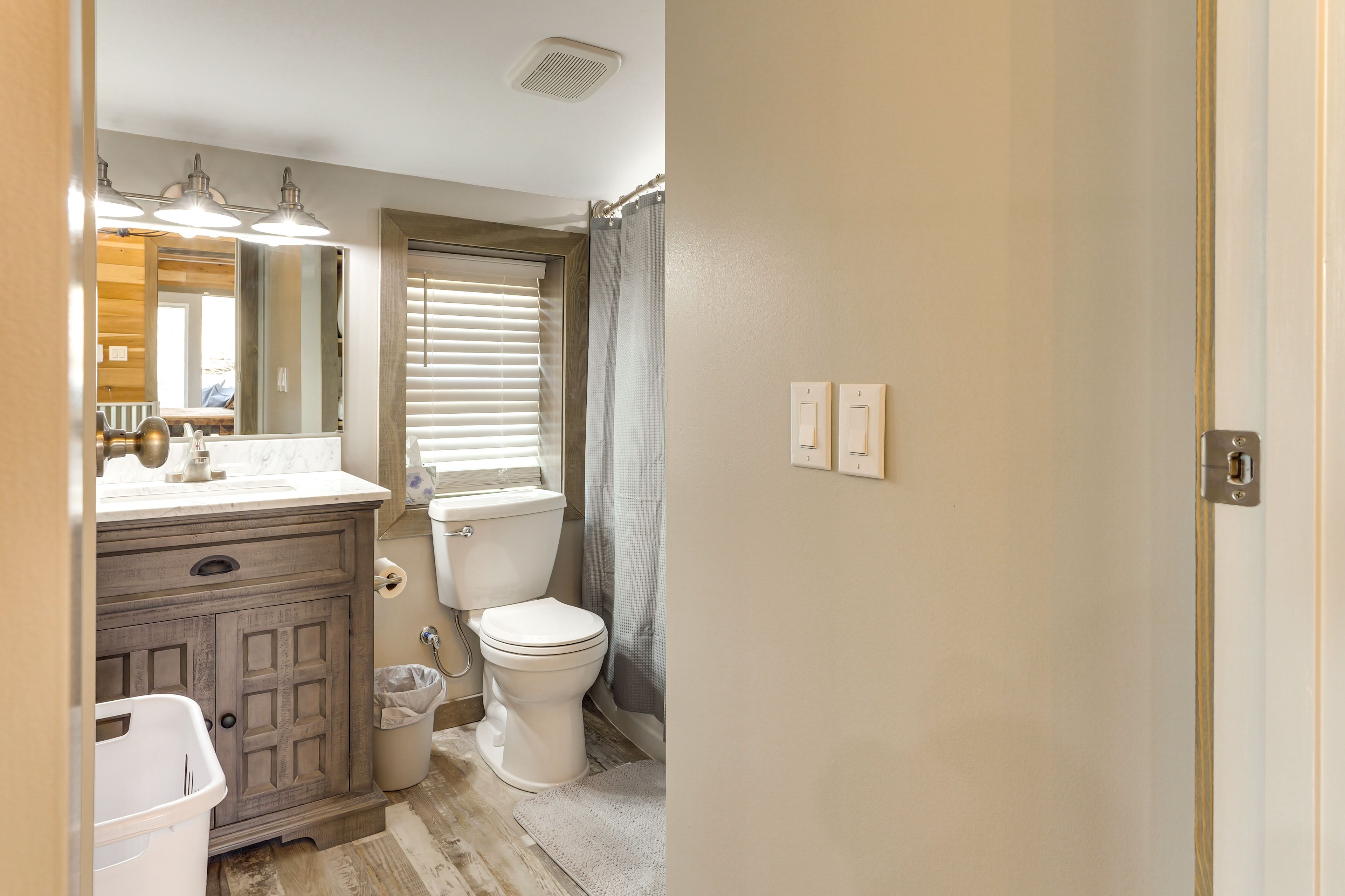 Full Bathroom | Complimentary Toiletries | Towels Provided