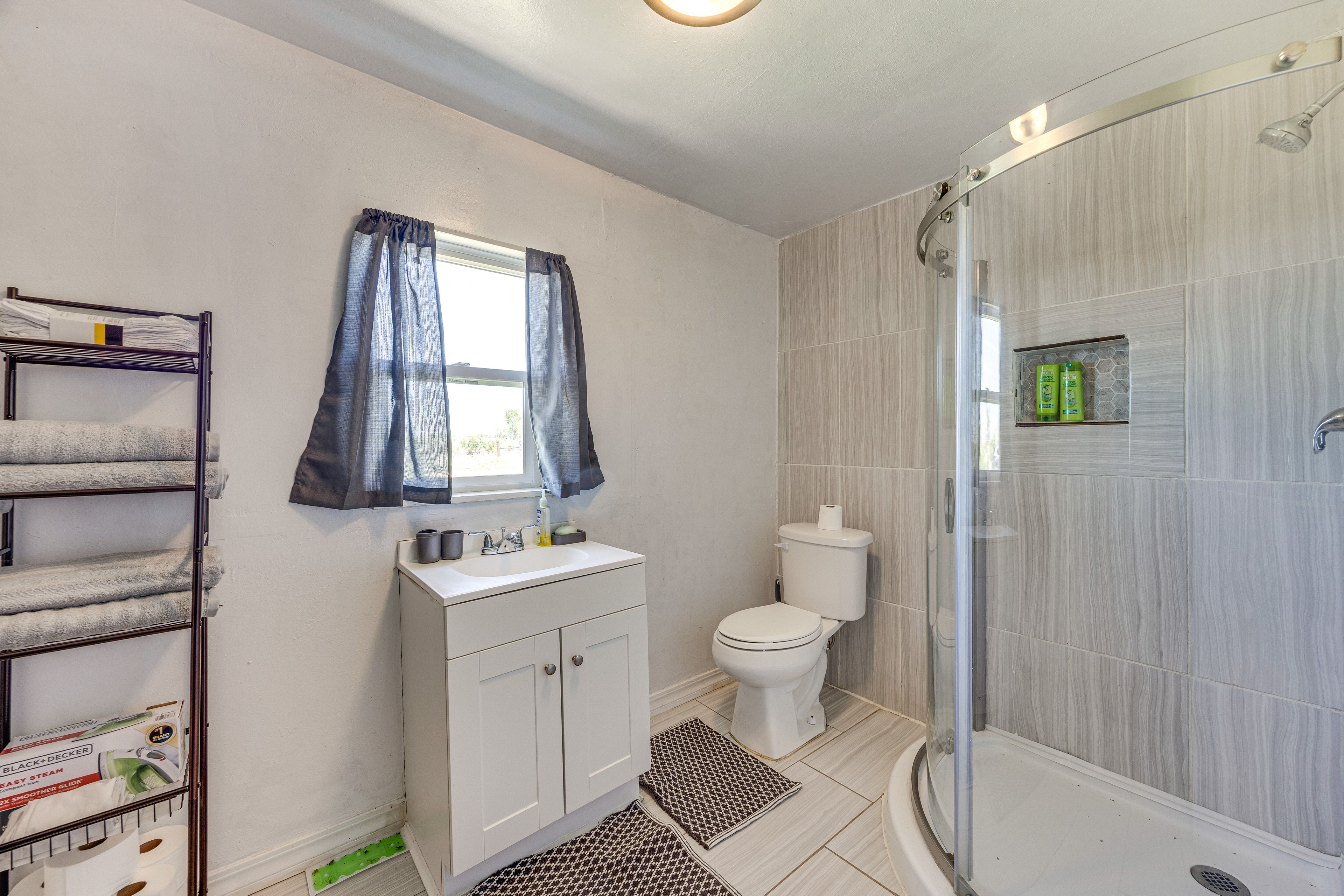 Full Bathroom | Towels Provided