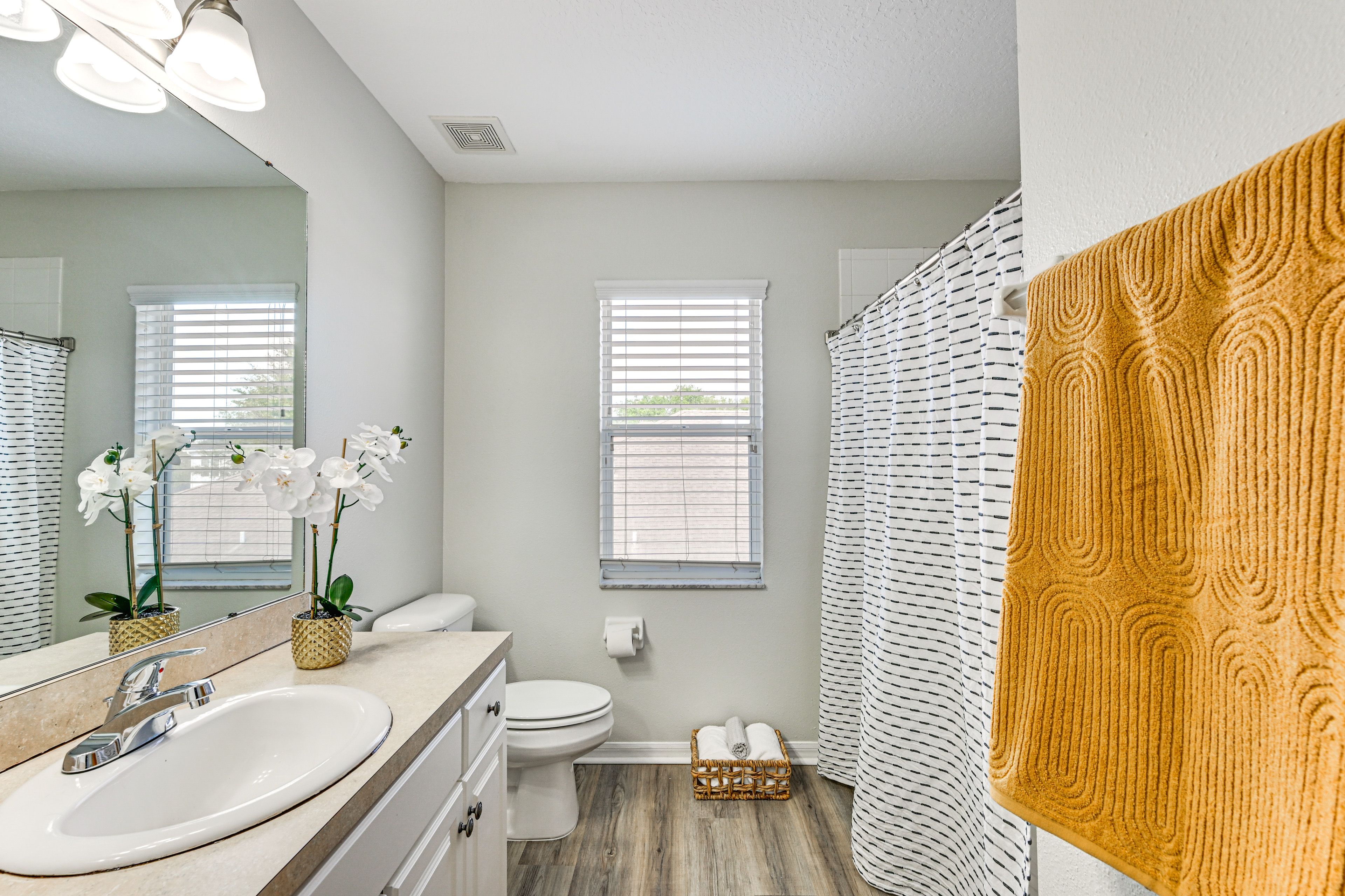 Full Bathroom | 2nd Floor | Towels Provided