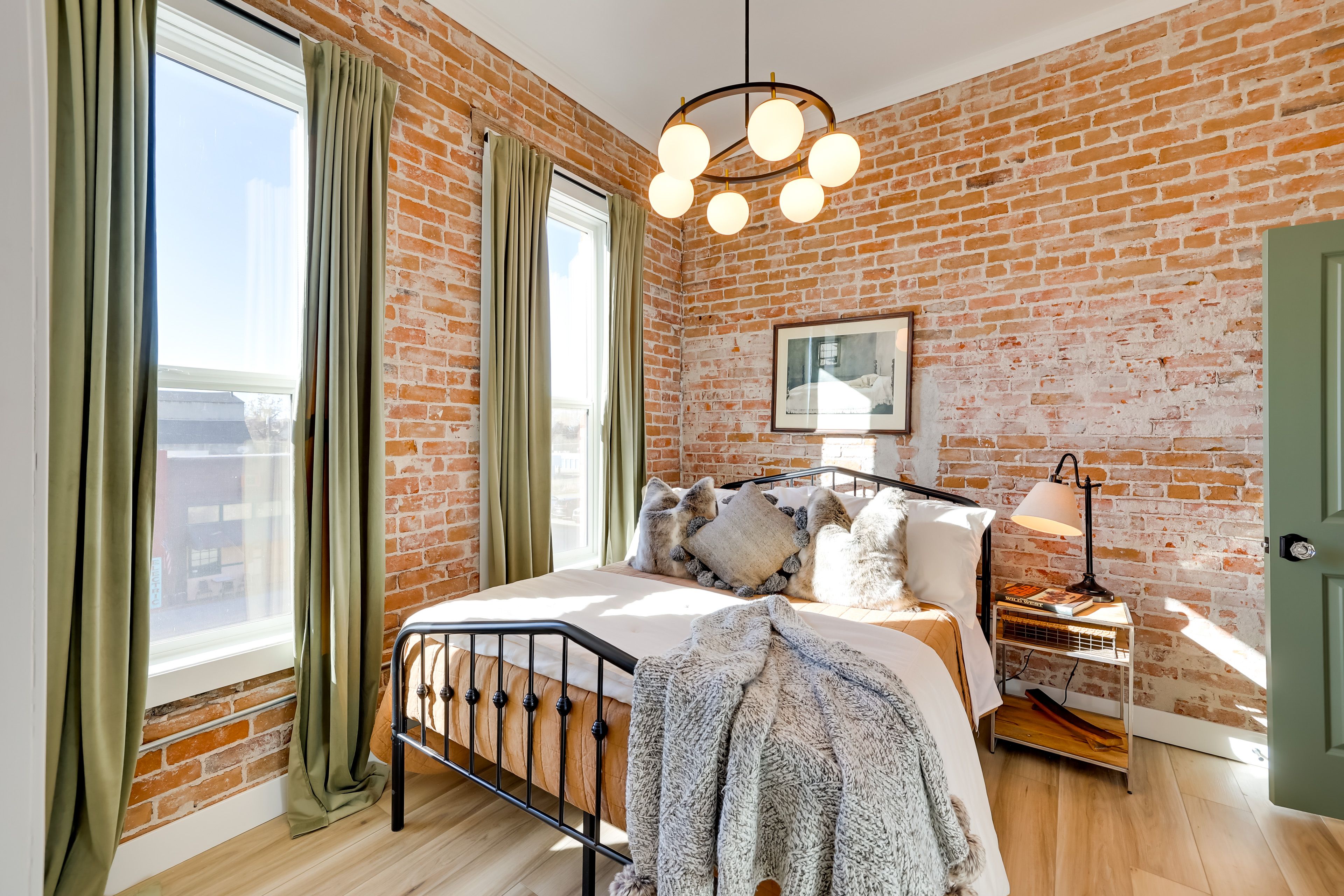 Bedroom | Queen Bed | Linens Provided