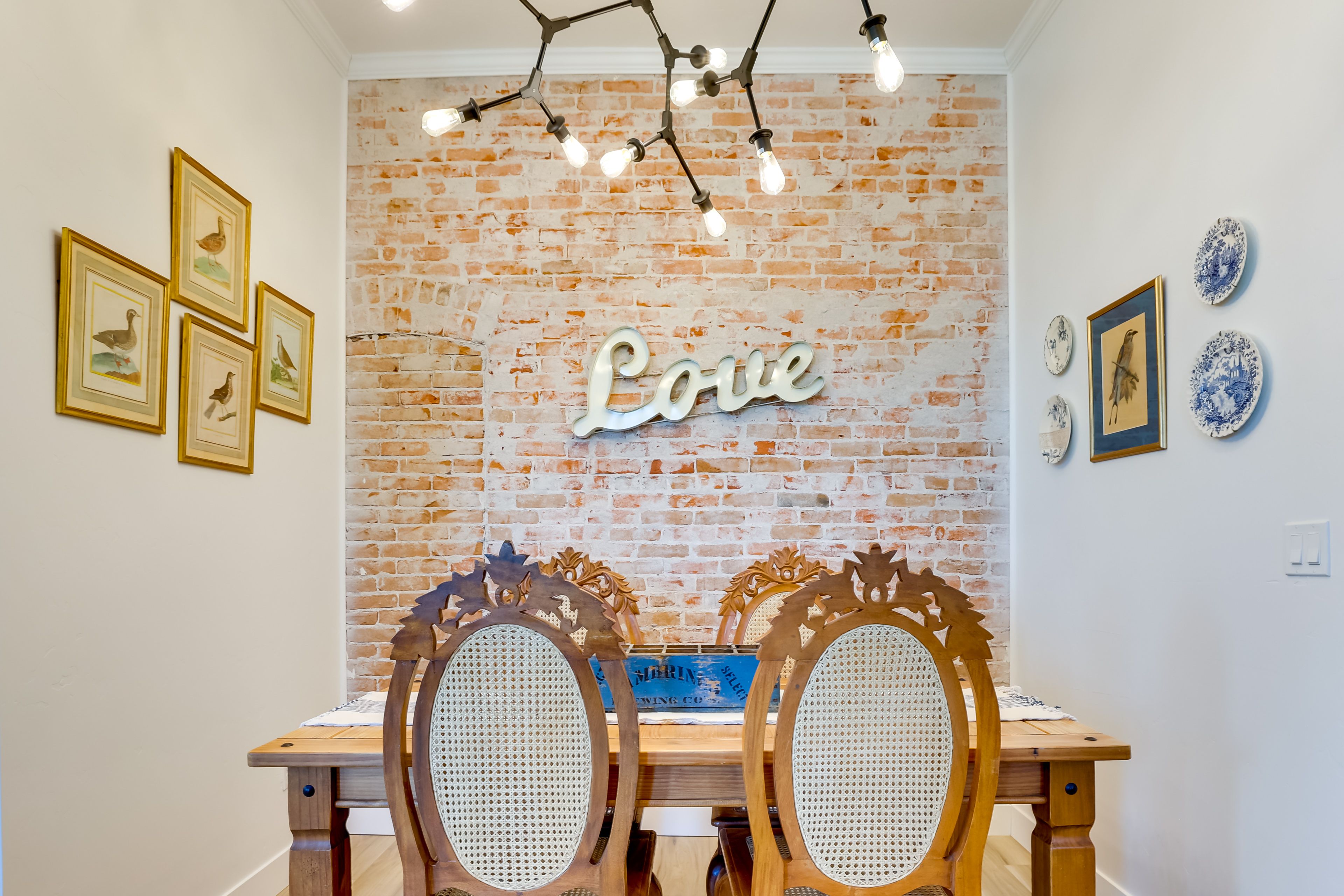 Dining Area | Dishware/Flatware Provided