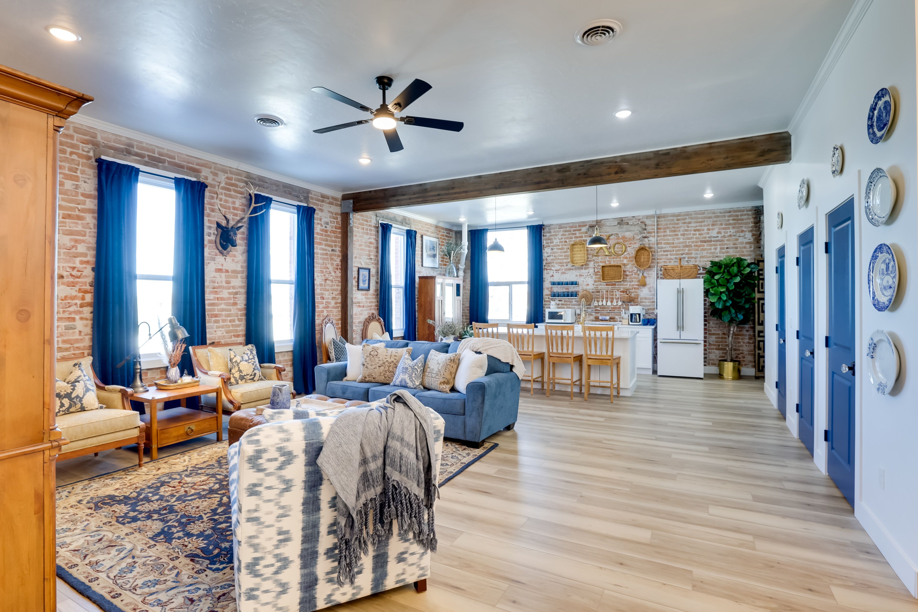 Living Room | Free WiFi | Central Heating & A/C | Smart TV | Queen Sleeper Sofa