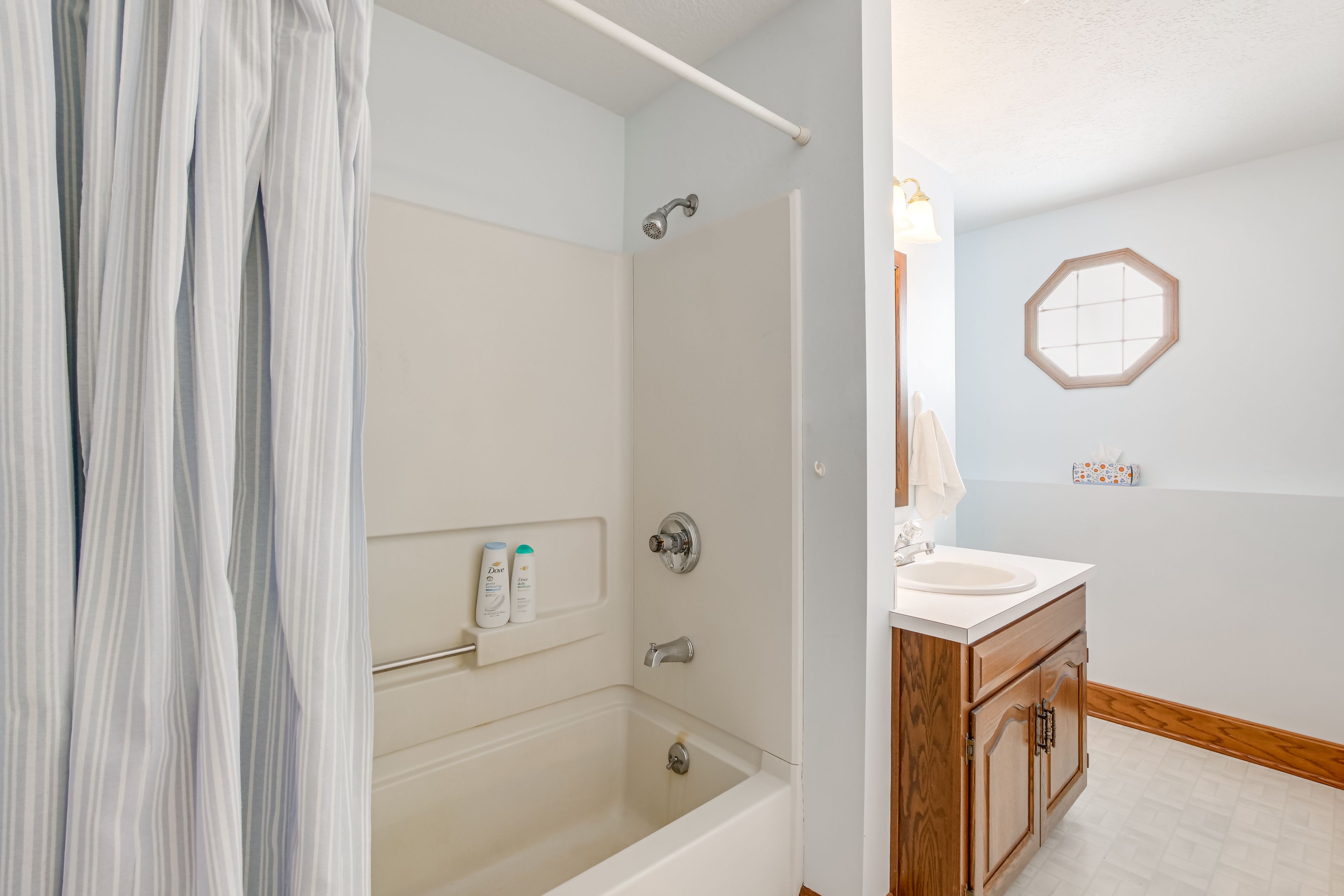 Full Bathroom | 1st Floor | Towels & Complimentary Toiletries Provided