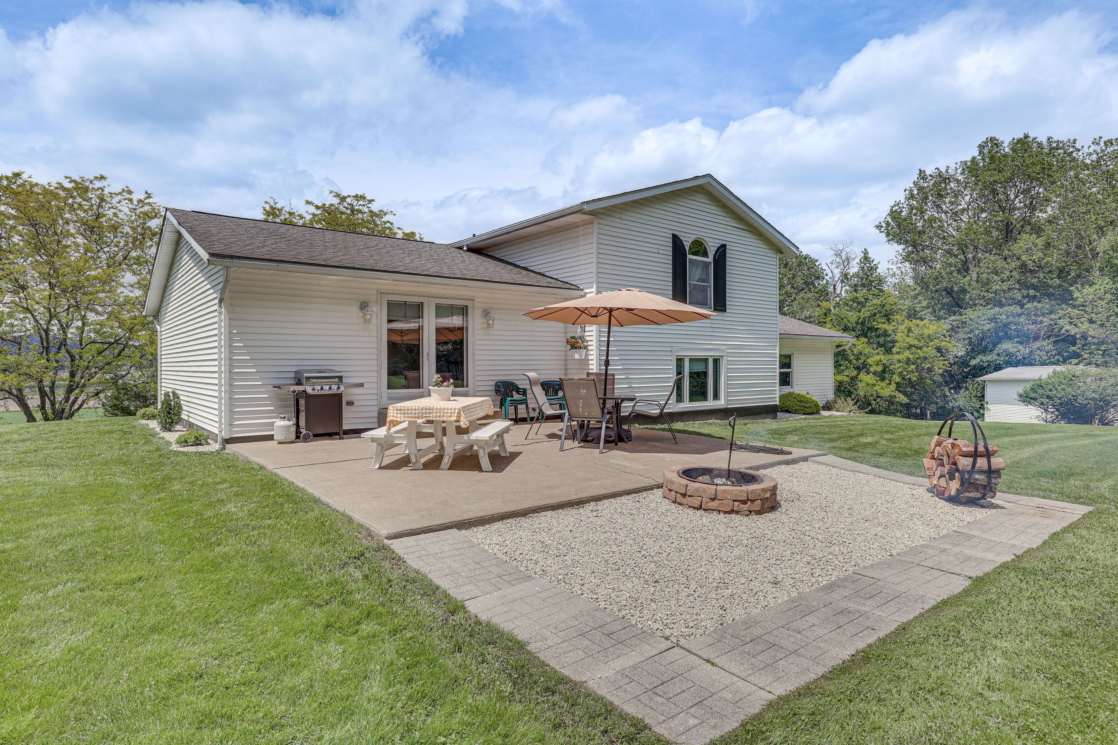 Patio w/ Fire Pit | Countryside Views | 6 Mi to Ohio Star Theater