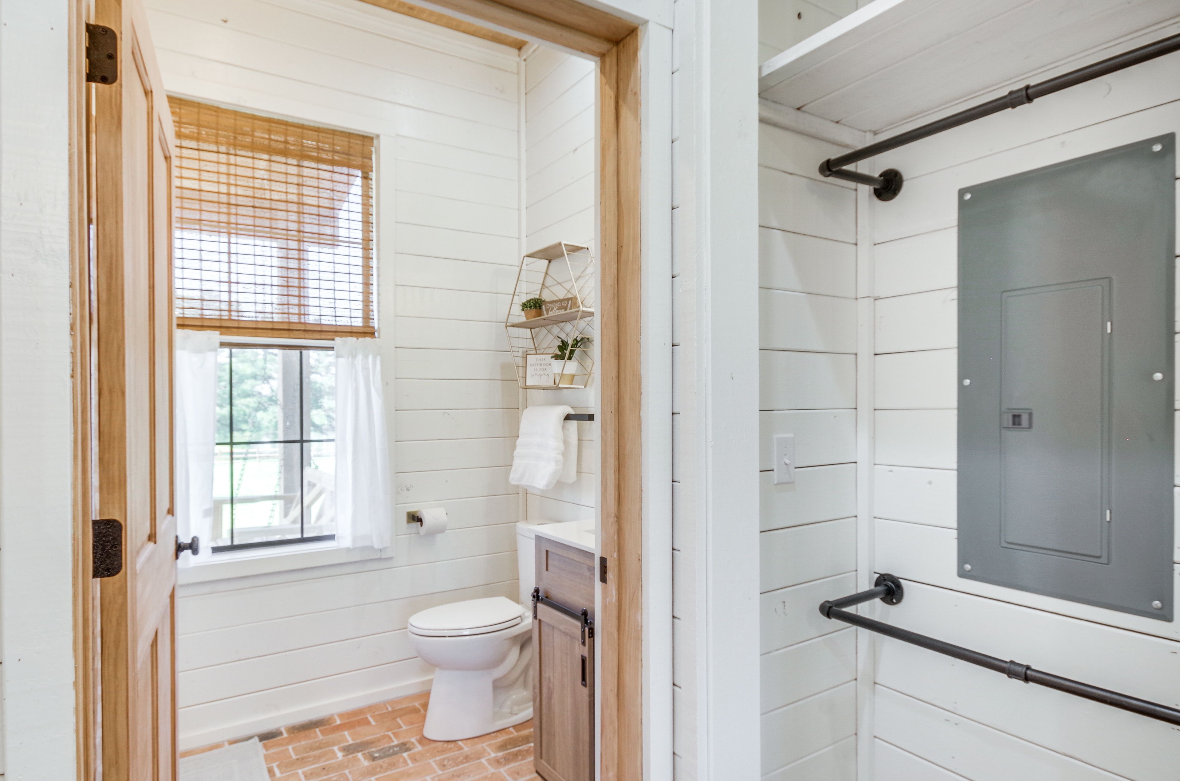Full Bathroom | Towels Provided | Complimentary Toiletries
