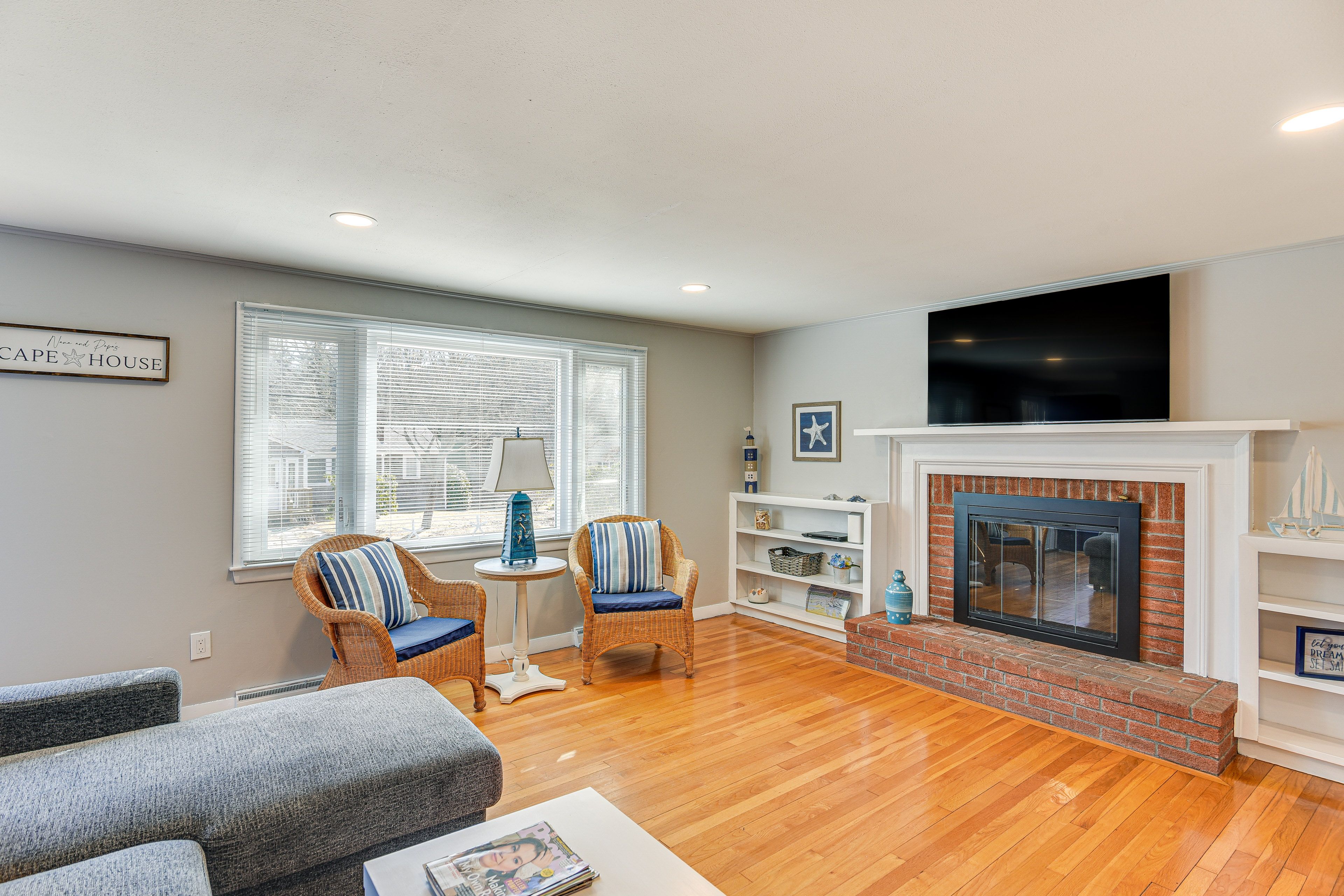 Living Room | 1st Floor | Fireplace | Free WiFi | Queen Sleeper Sofa