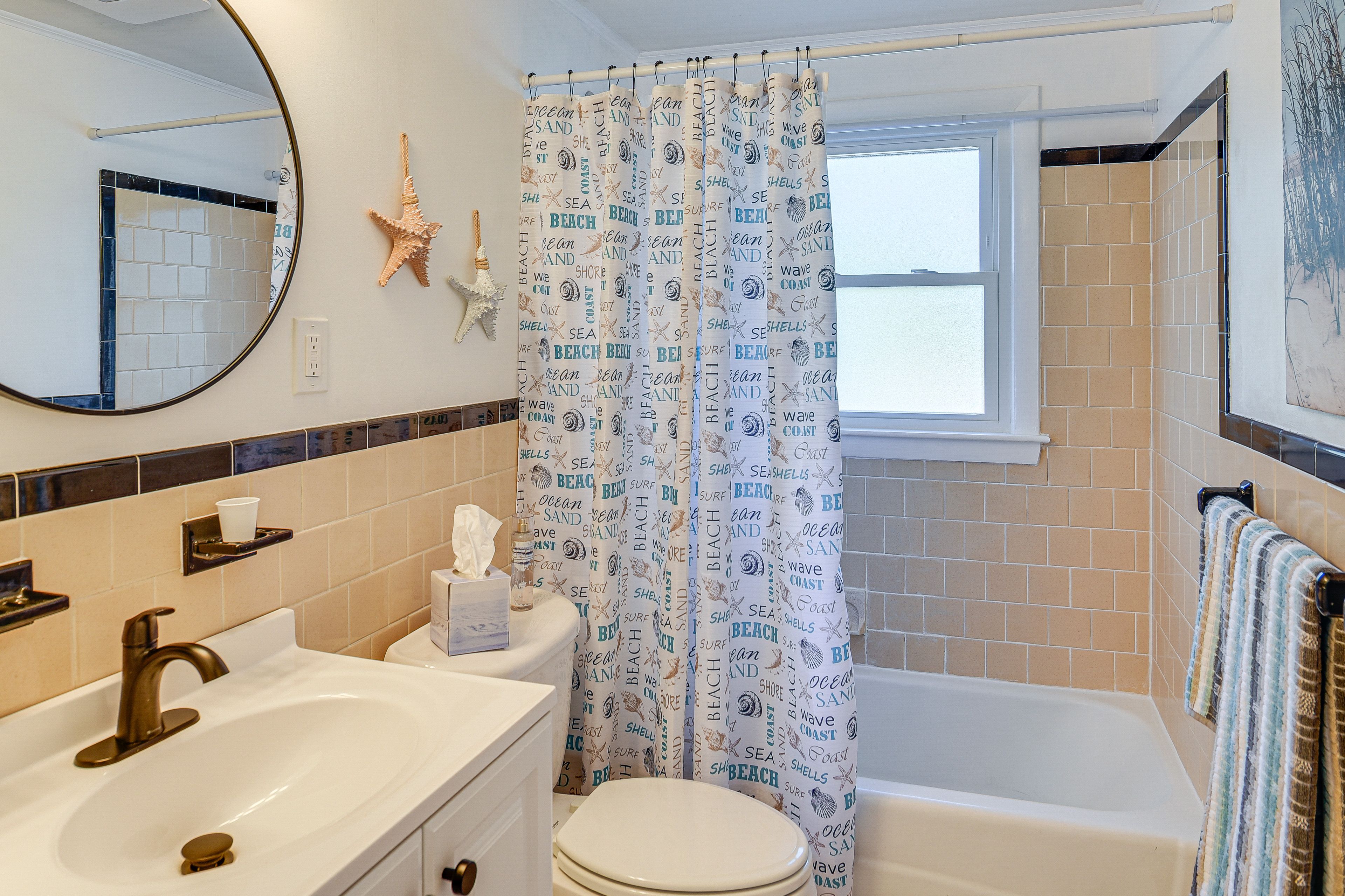 Full Bathroom | 1st Floor | Complimentary Toiletries | Towels Provided