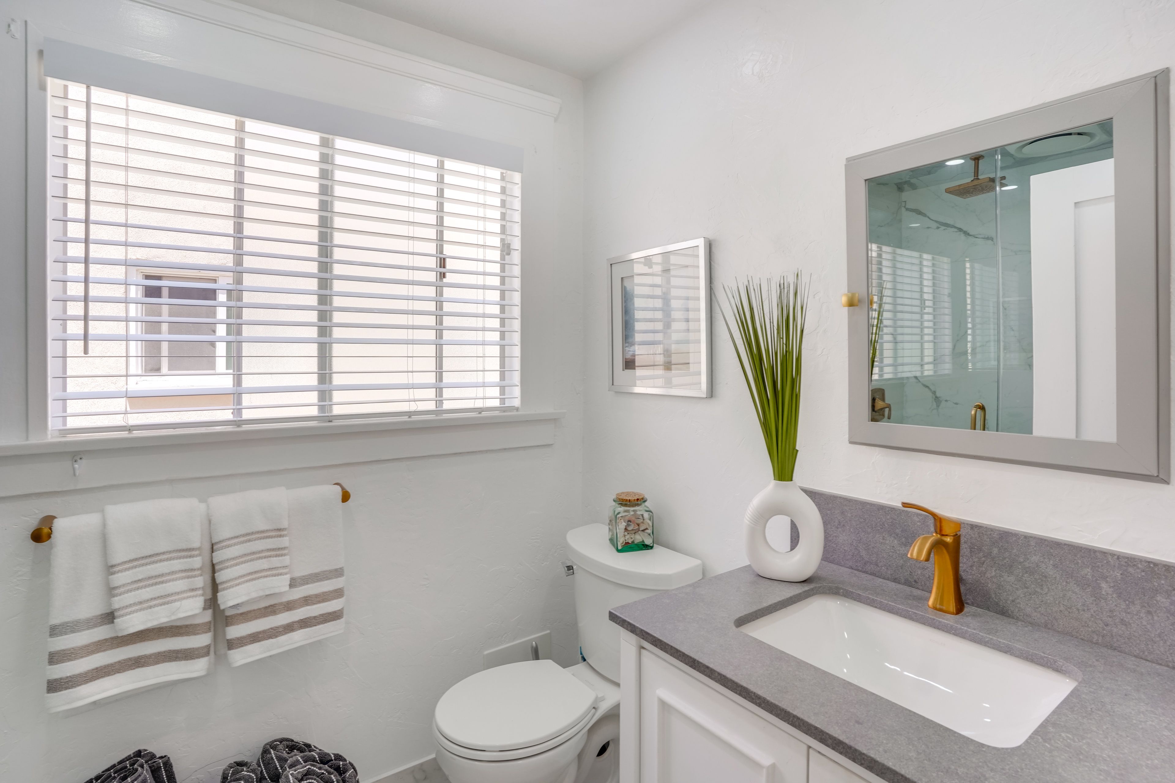 Full Bathroom | 2nd Floor | Towels Provided