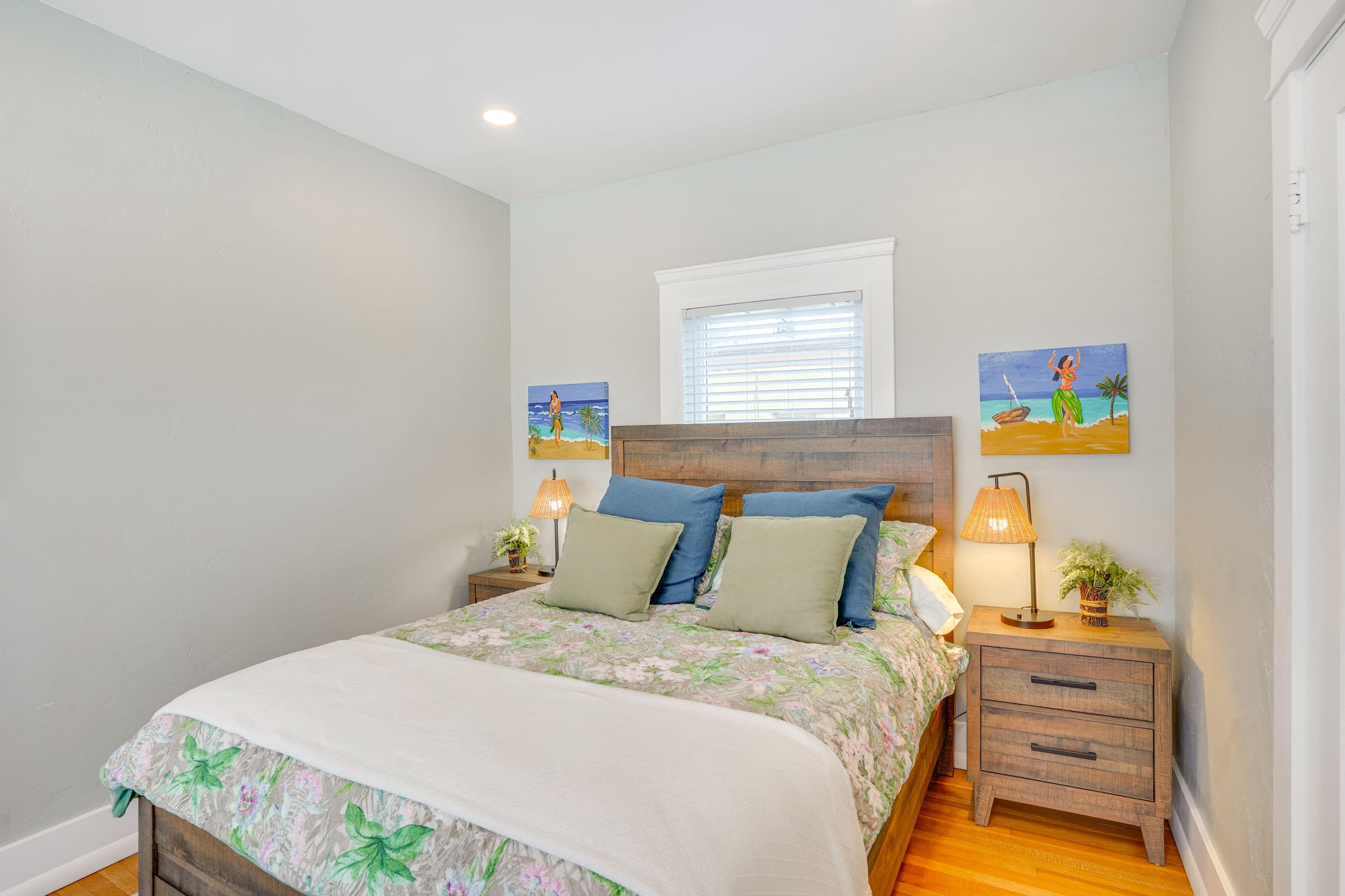 Bedroom | Queen Bed | 2nd Floor | Linens Provided