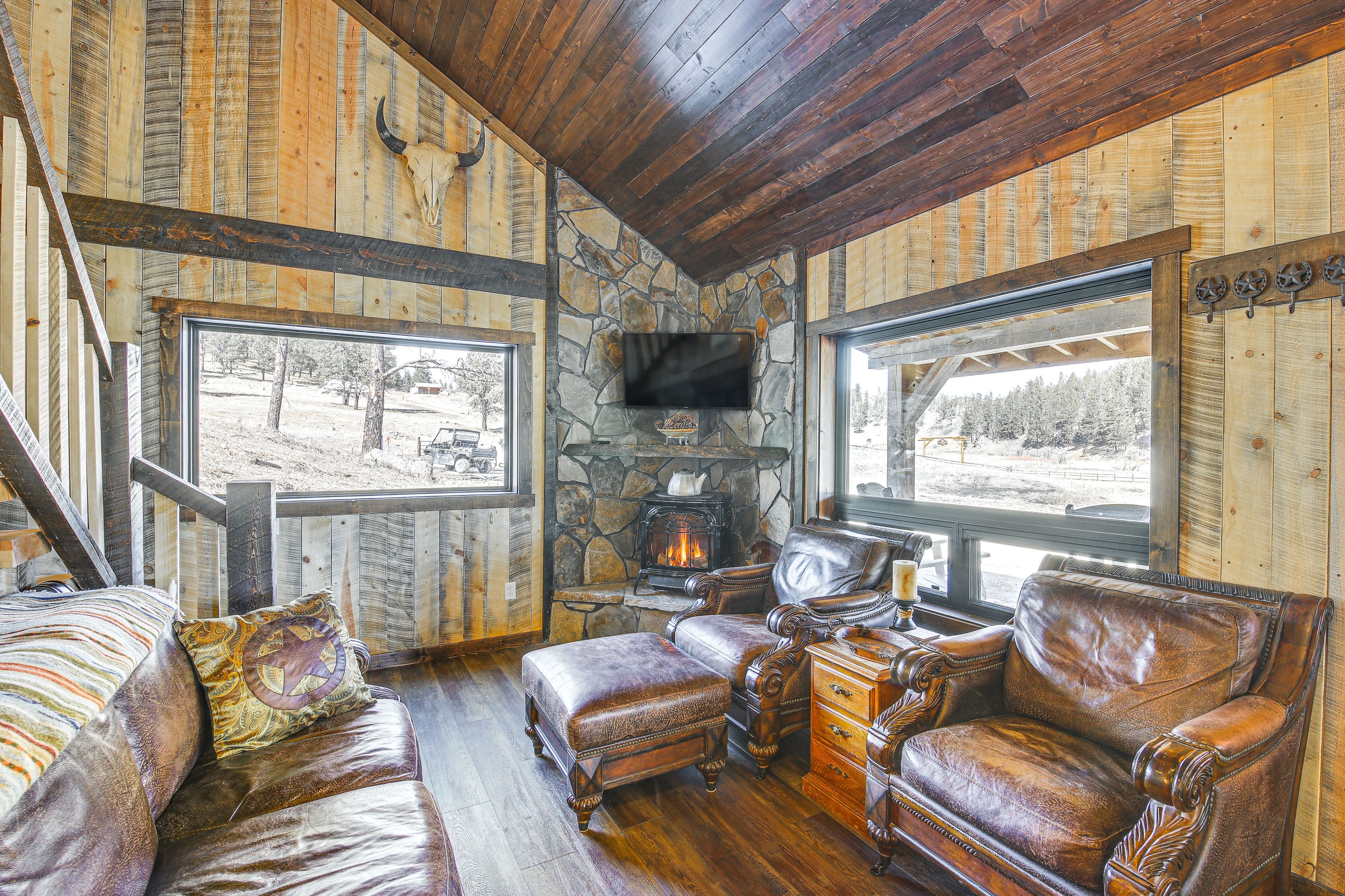 Living Room | Free WiFi | Smart TV | Fireplace | 1st Floor