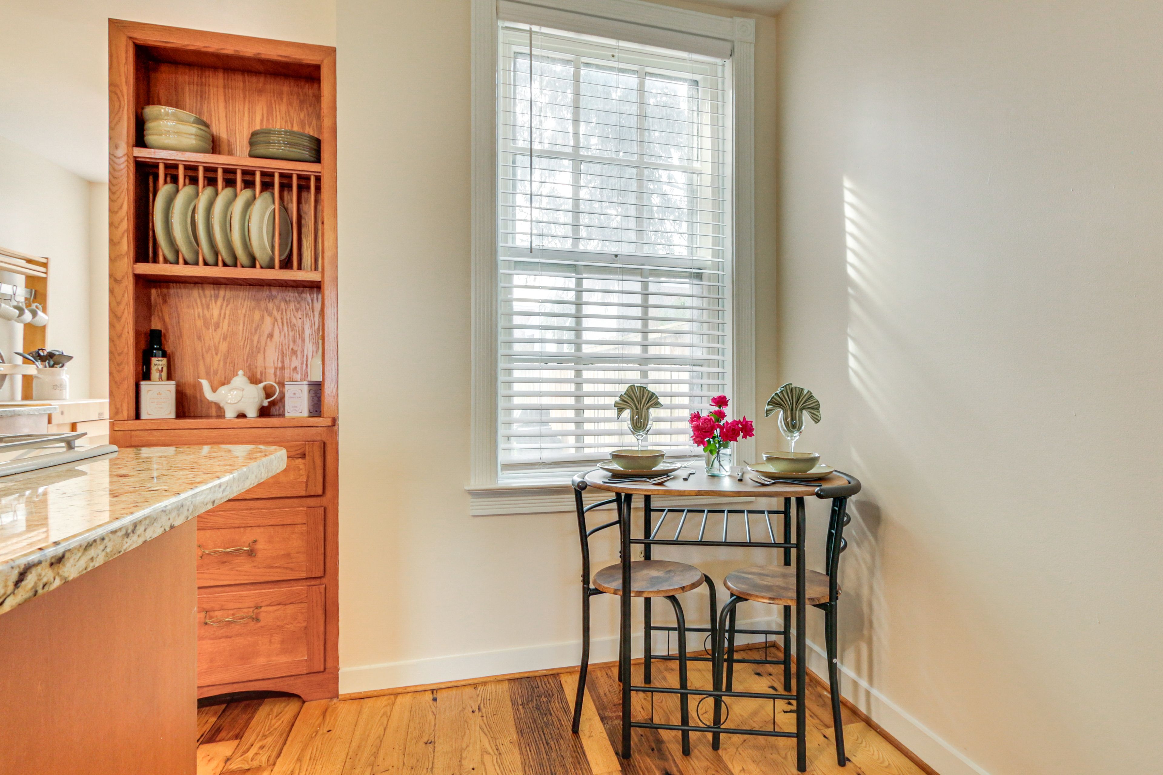 Dining Area | Dishware/Flatware Provided | 1st Floor