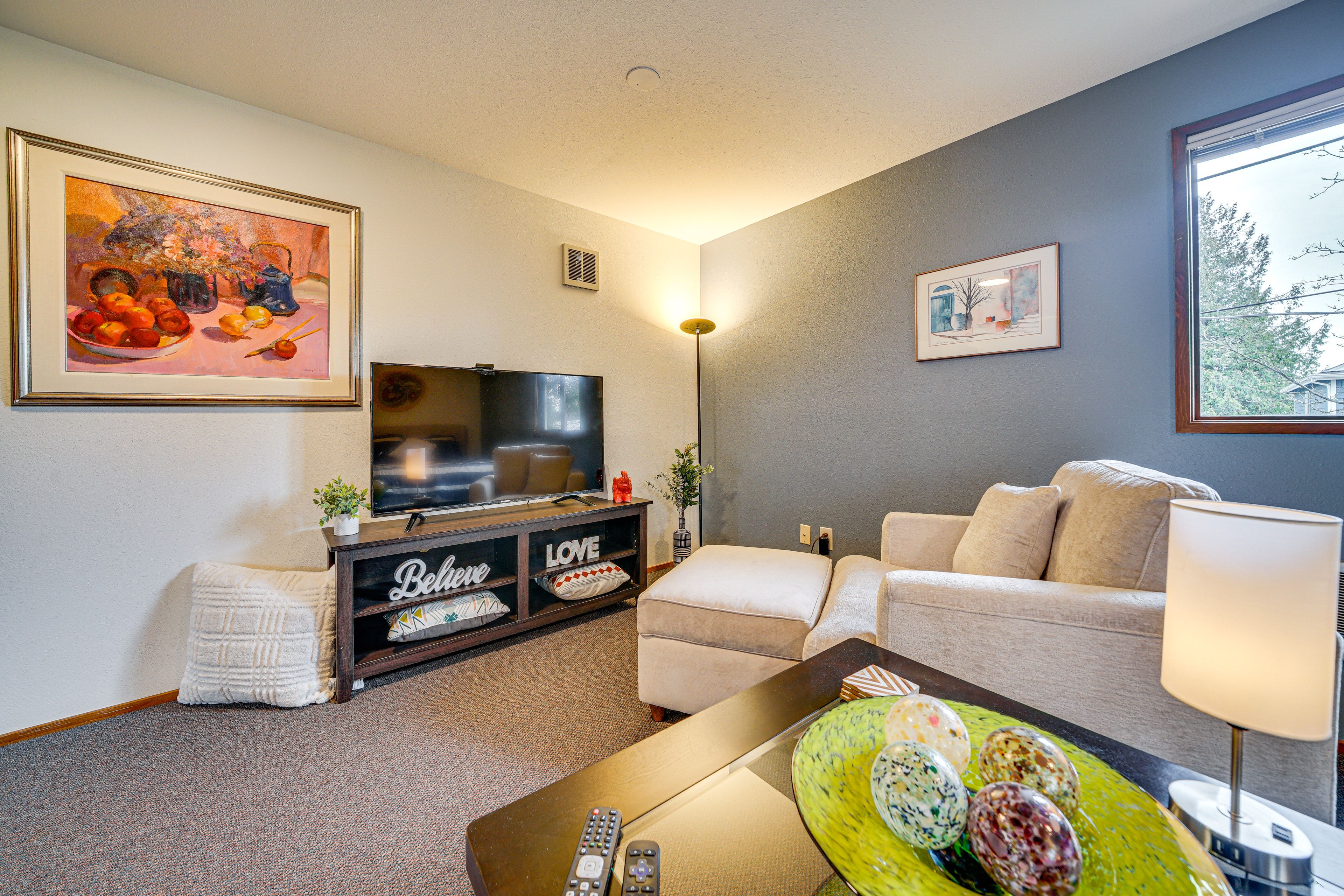 Living Area | Flat-Screen TV w/ Cable