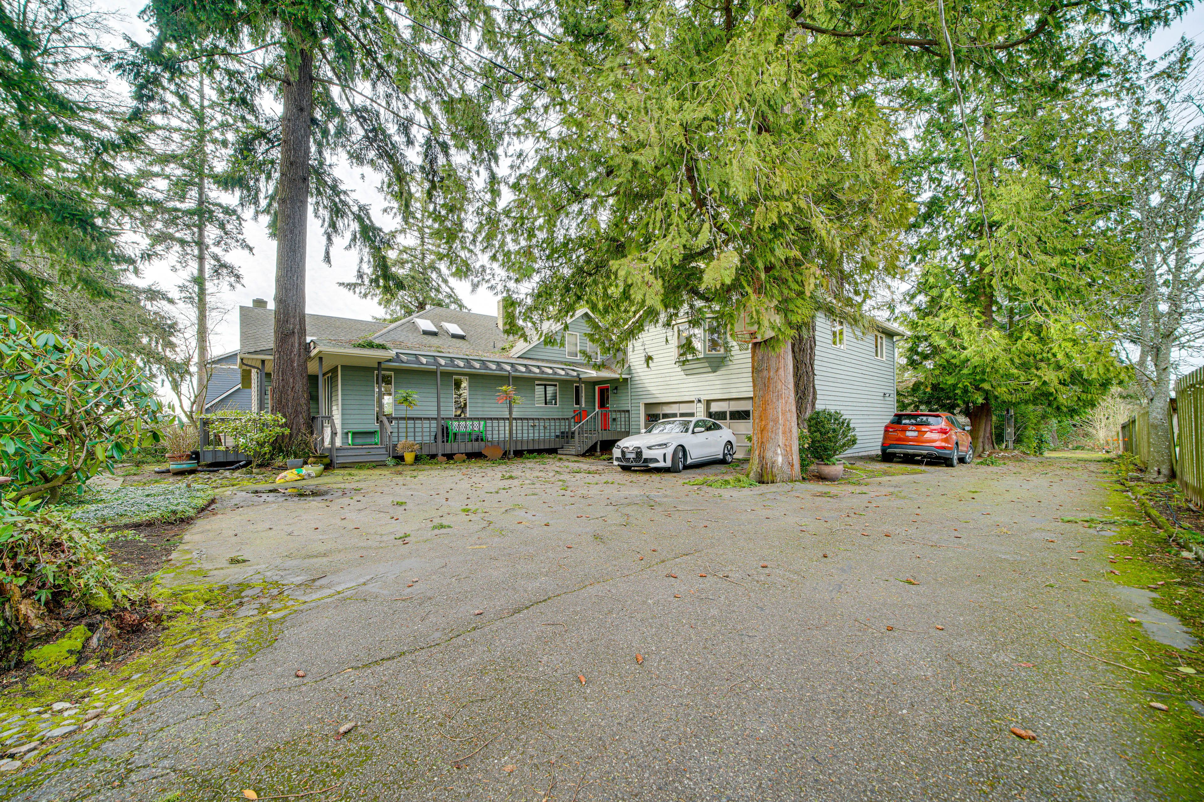 Parking | Driveway (1 Vehicle) | Free Street Parking
