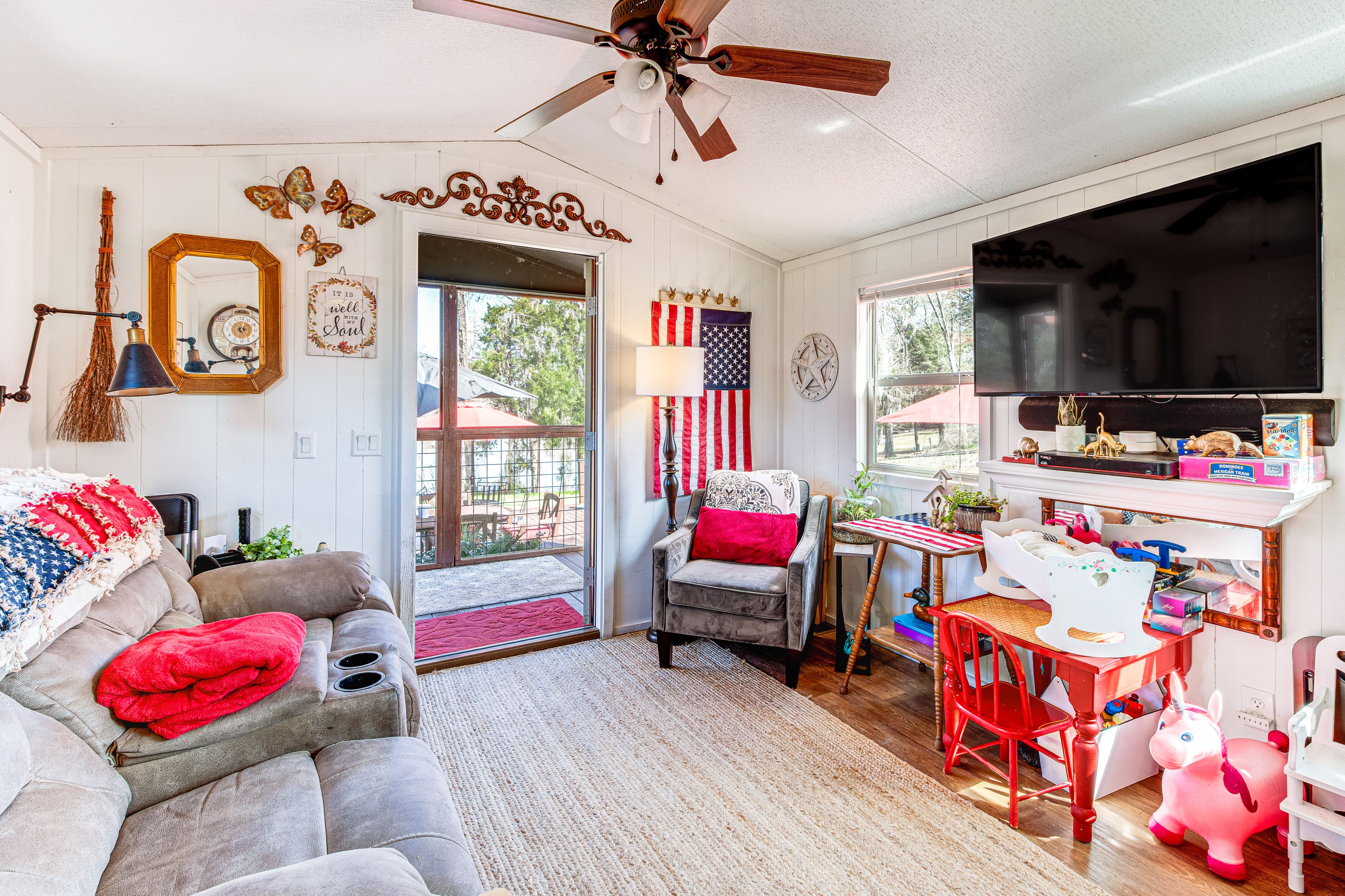 Living Area | Flat-Screen TV | Kids' Toys