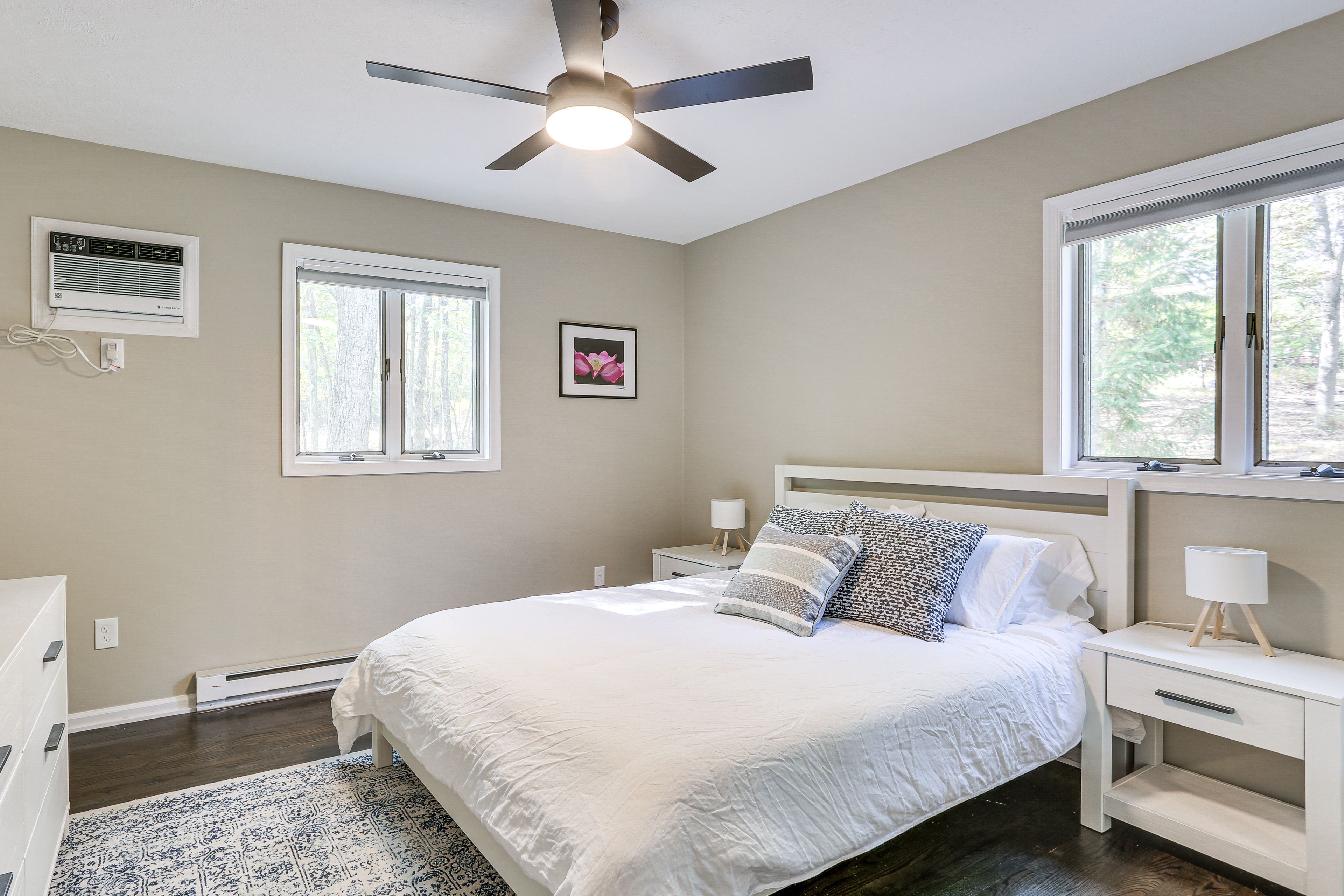 Bedroom 1 | 1st Floor | Queen Bed | Smart TV