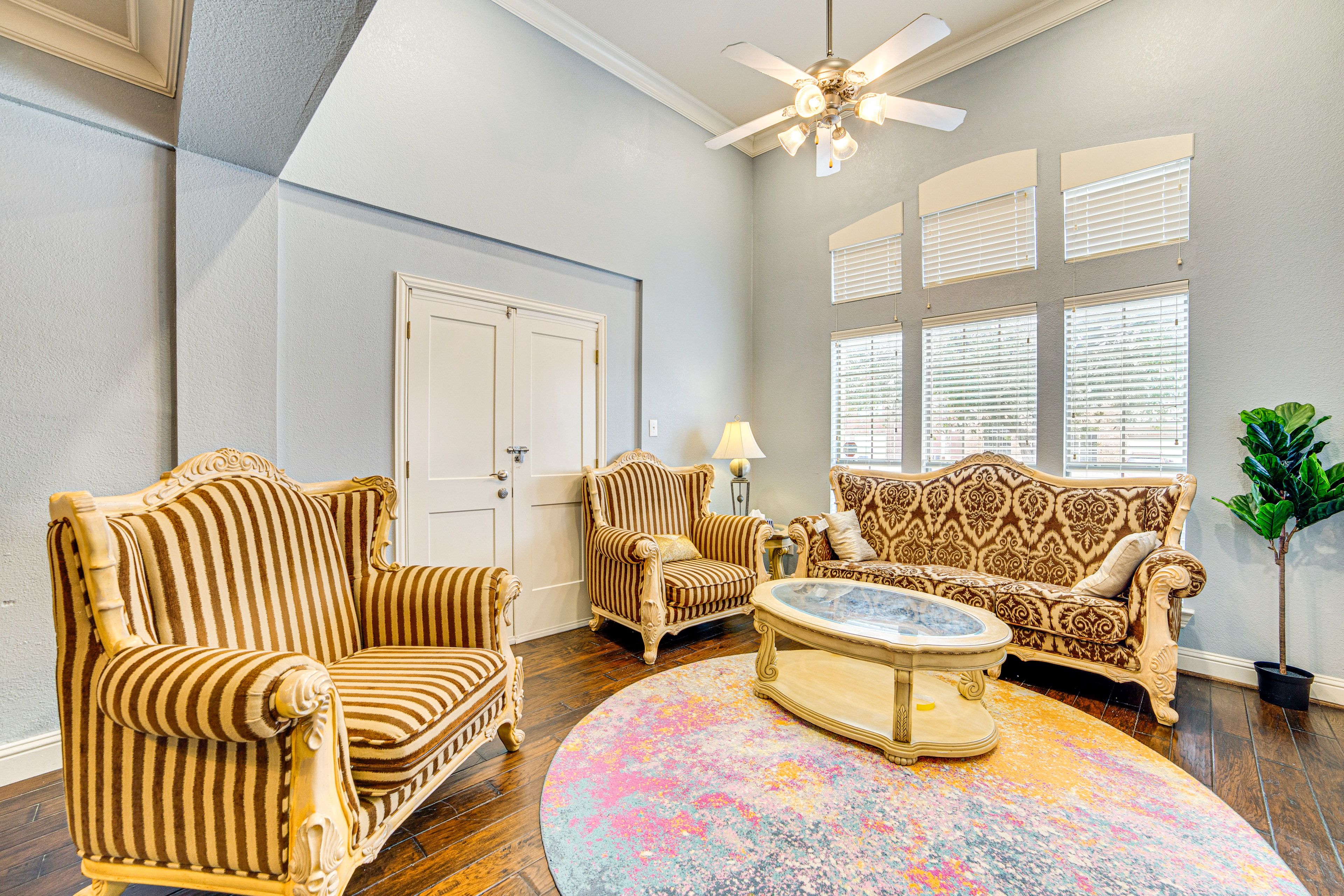 Living Room | Queen Murphy Bed | Smart TV