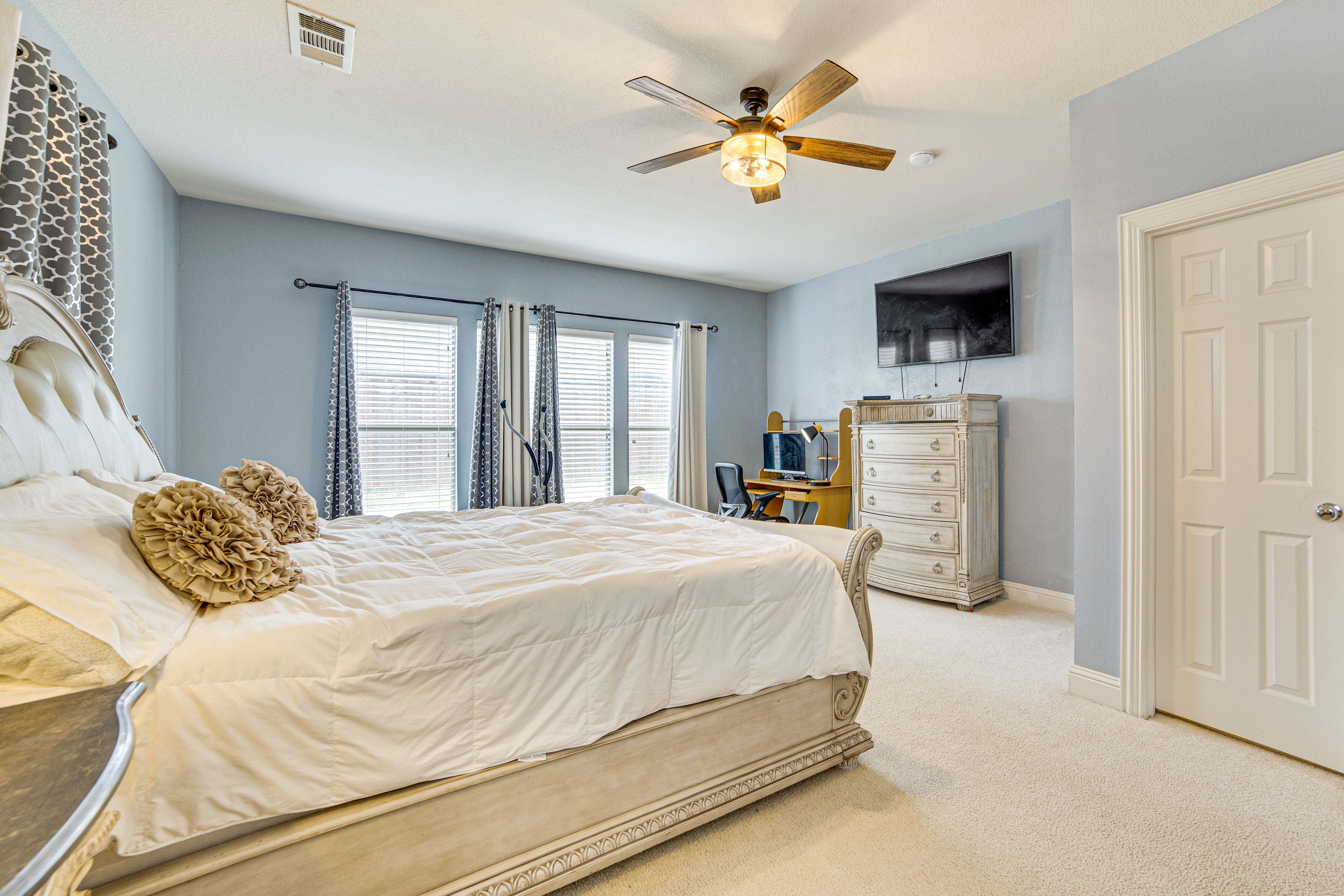 Bedroom | King Bed | Linens Provided | Walk-In Closet