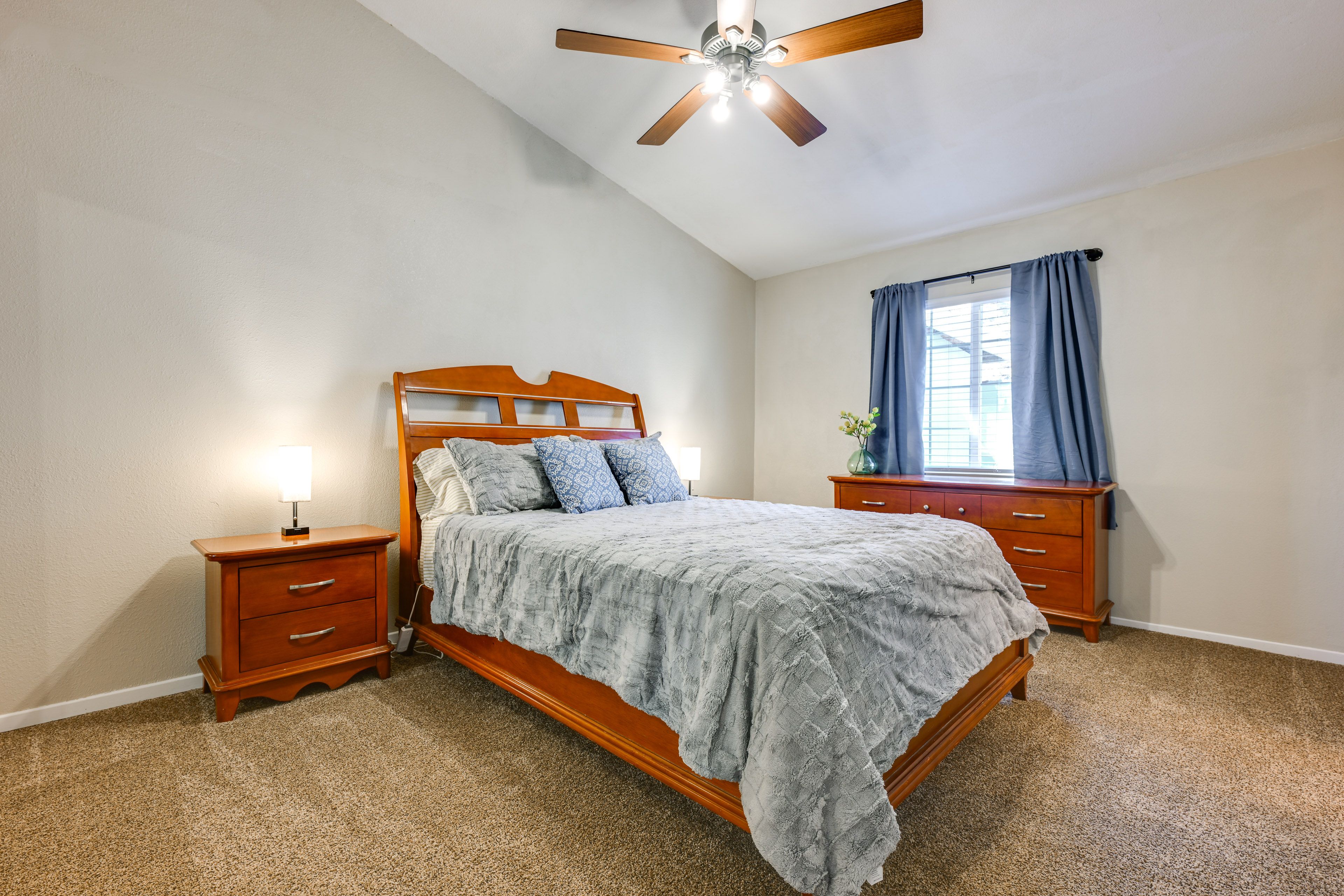 Bedroom 1 | Queen Bed