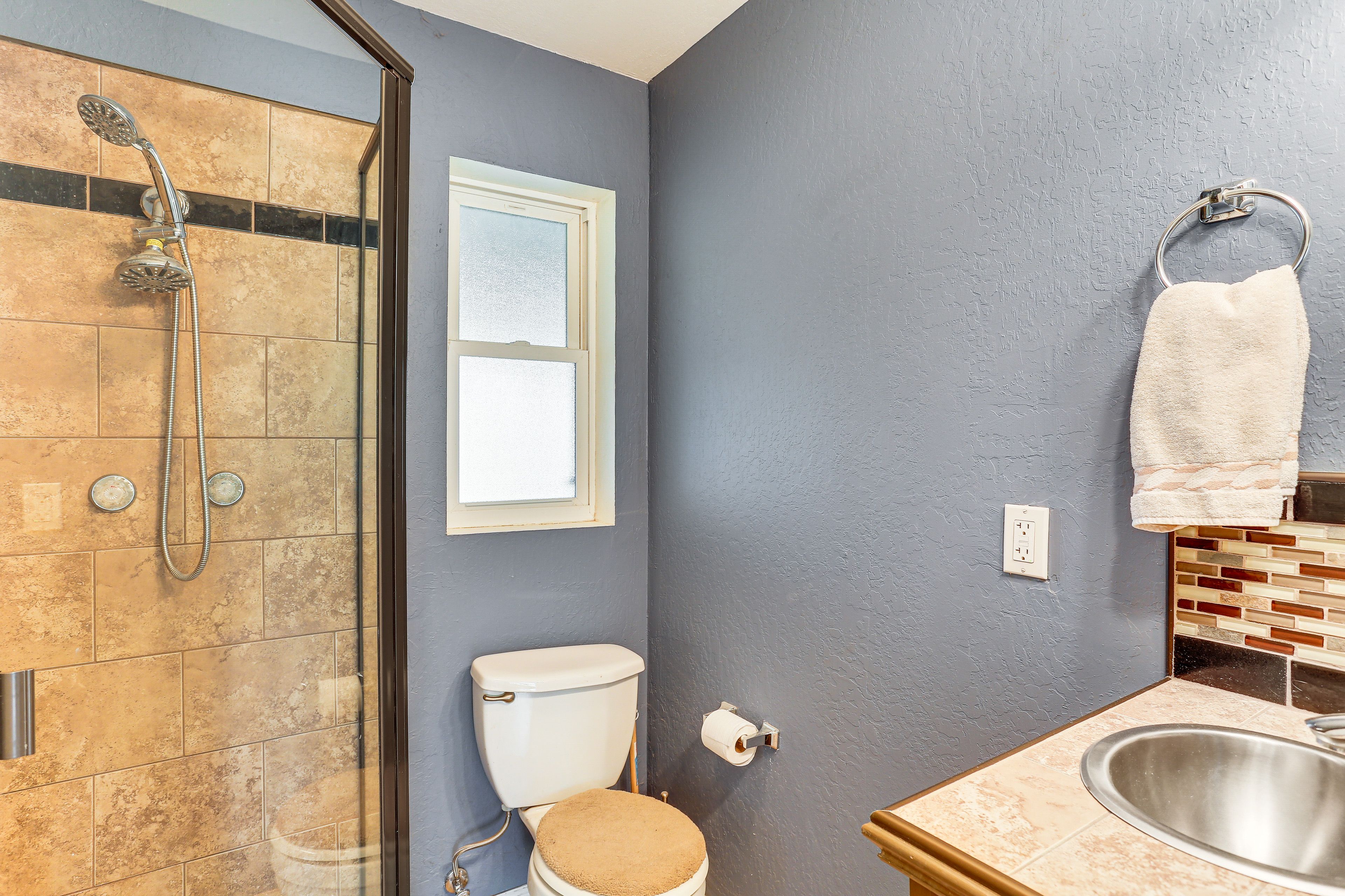 Full Bathroom | Towels Provided