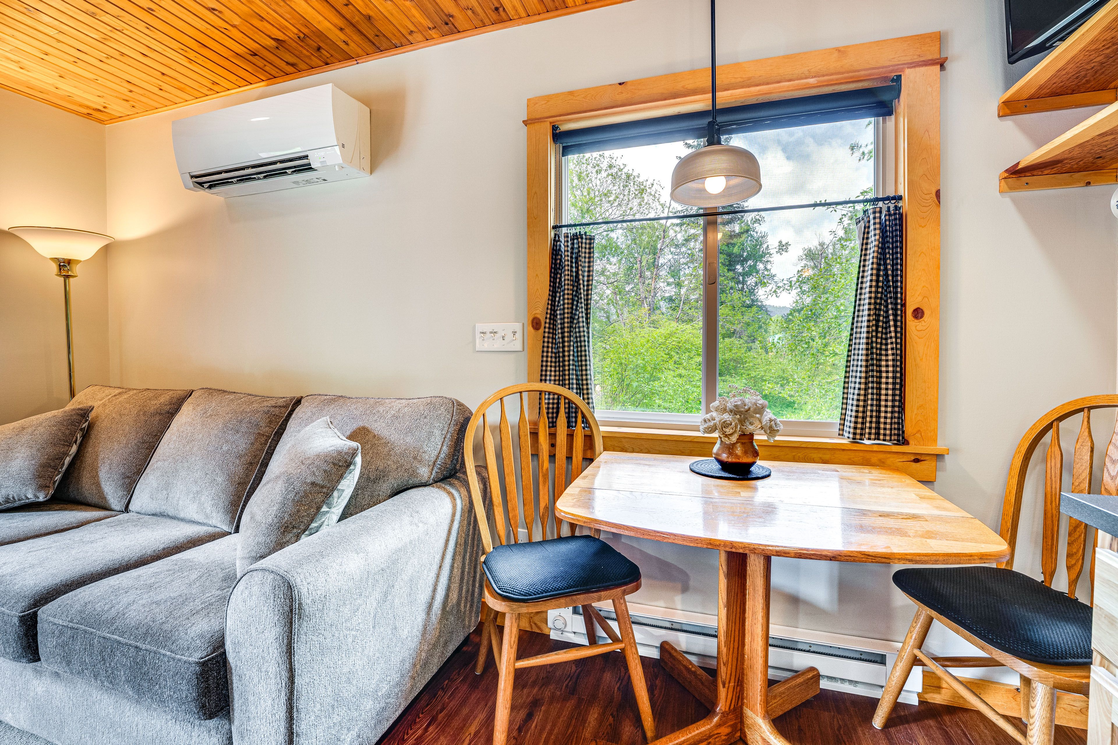 Dining Area | Dishes & Flatware Provided