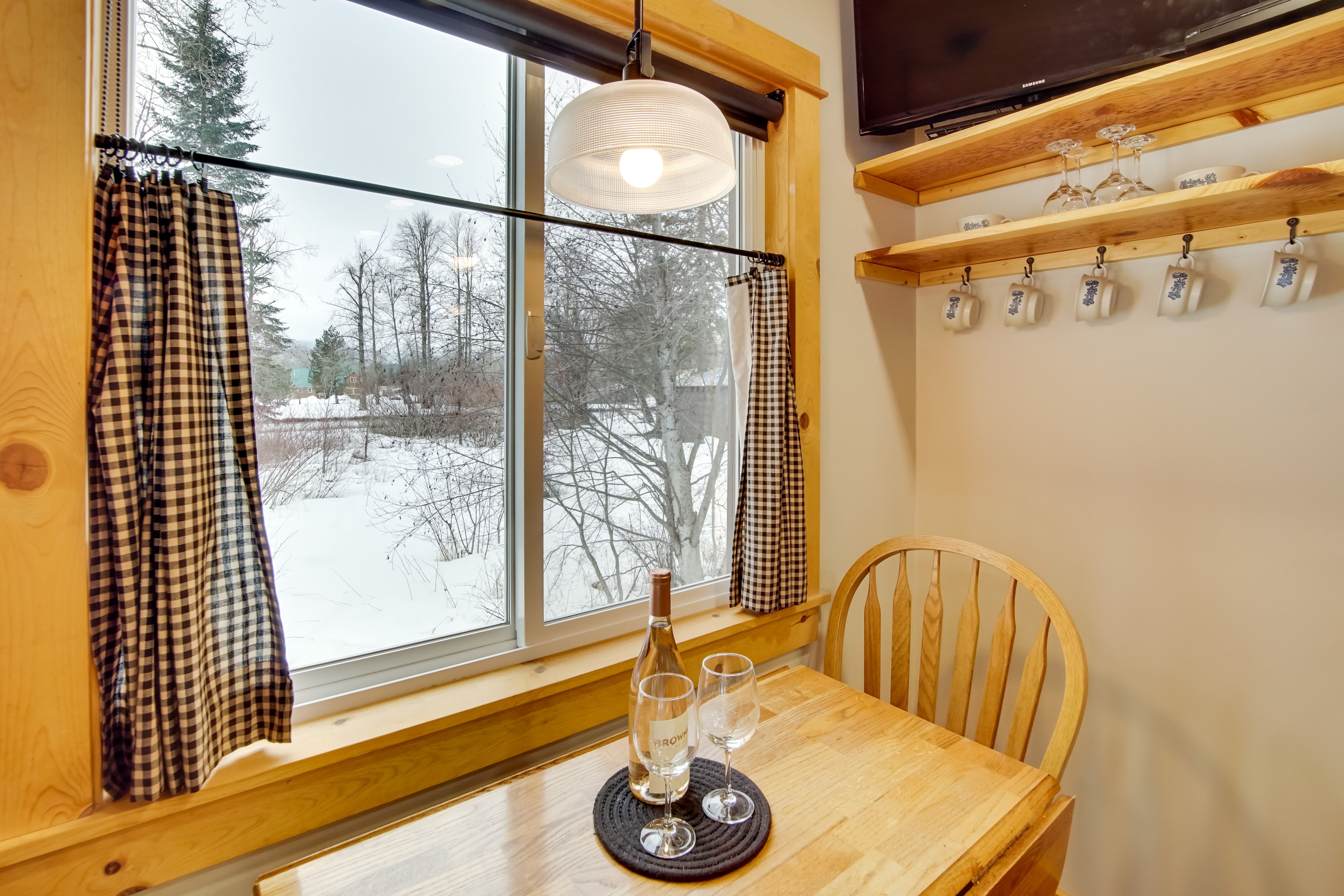 Dining Area | Dishes & Flatware Provided