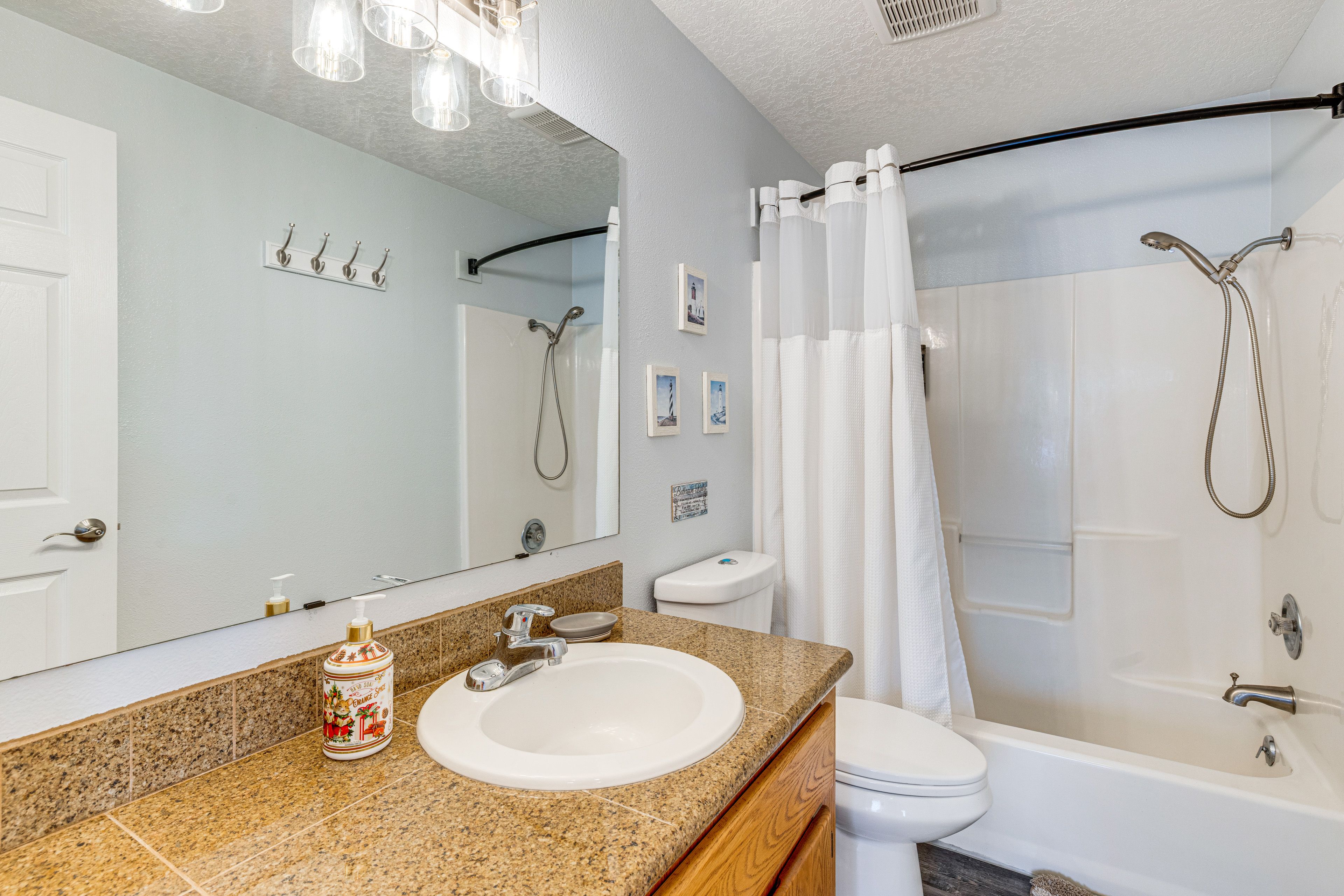 Full Bath | Towels | Hair Dryer | 1st Floor