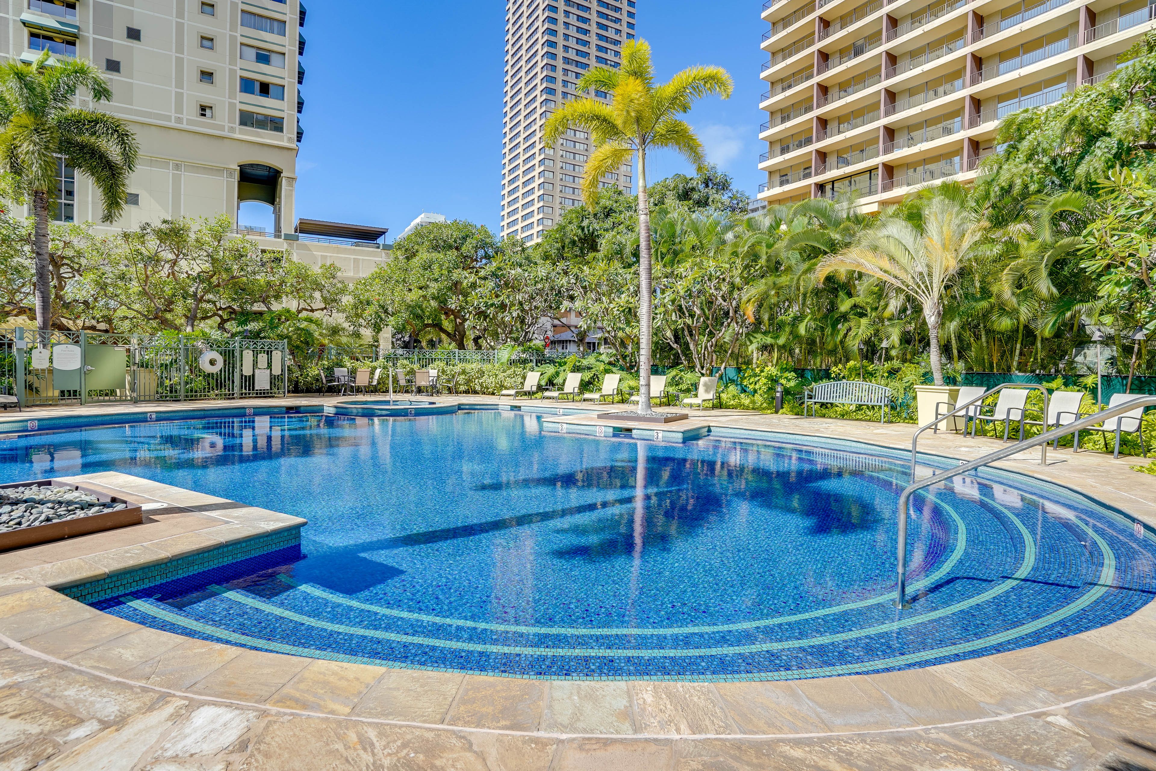 Community Amenities | Pool & Hot Tub