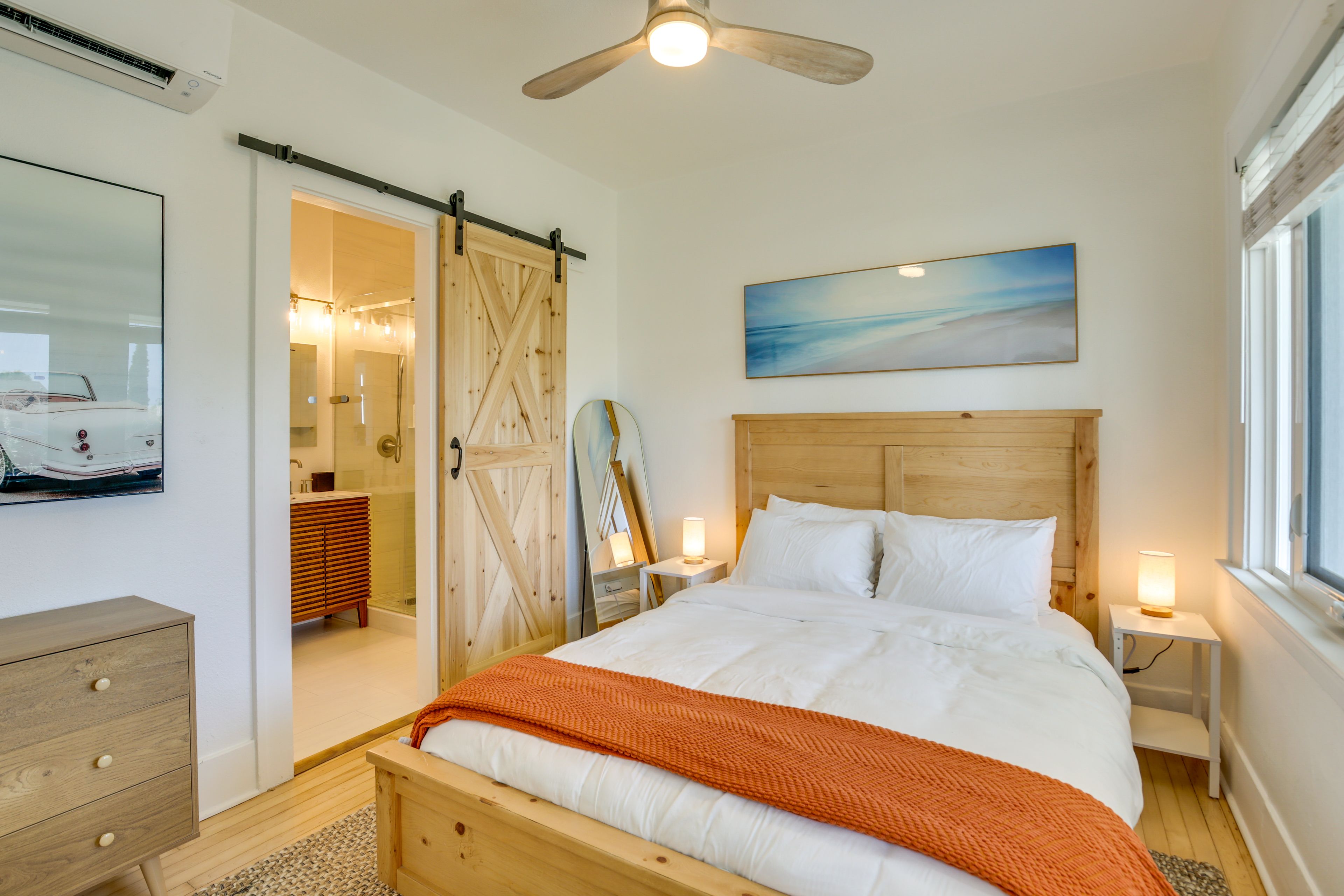Bedroom | Queen Bed