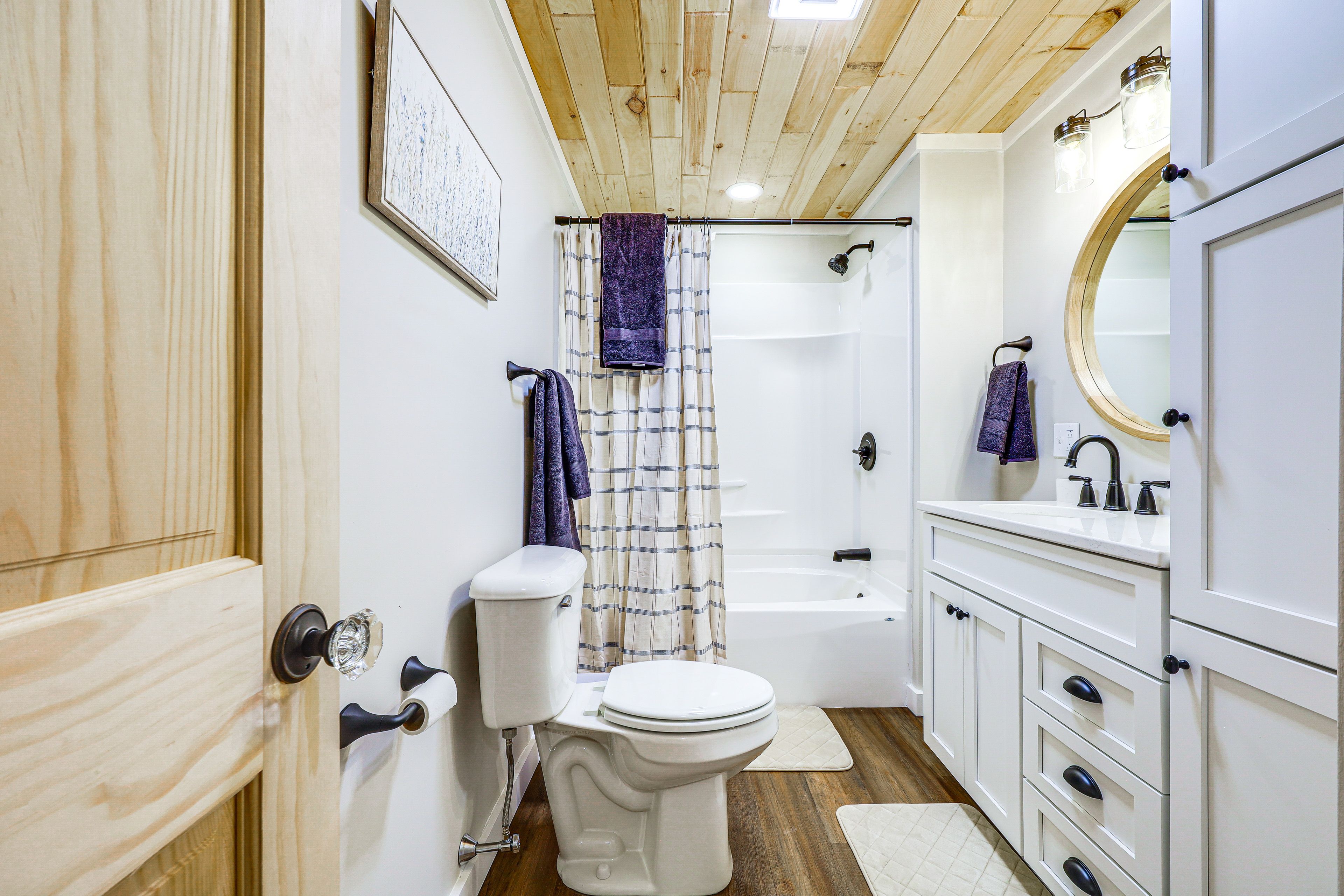 Full Bath | 2nd Floor