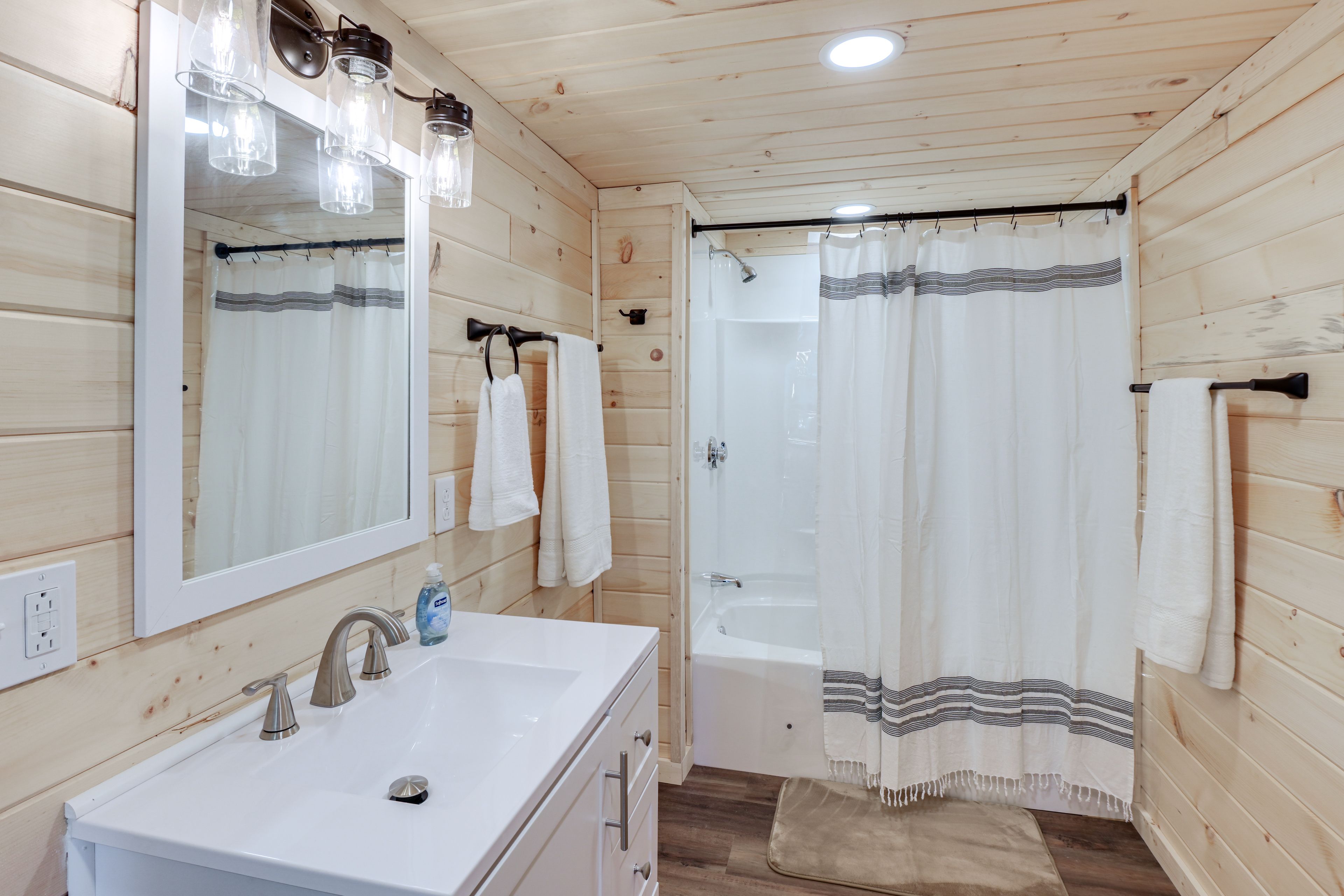 Full Bathroom | Towels Provided | 1st Floor
