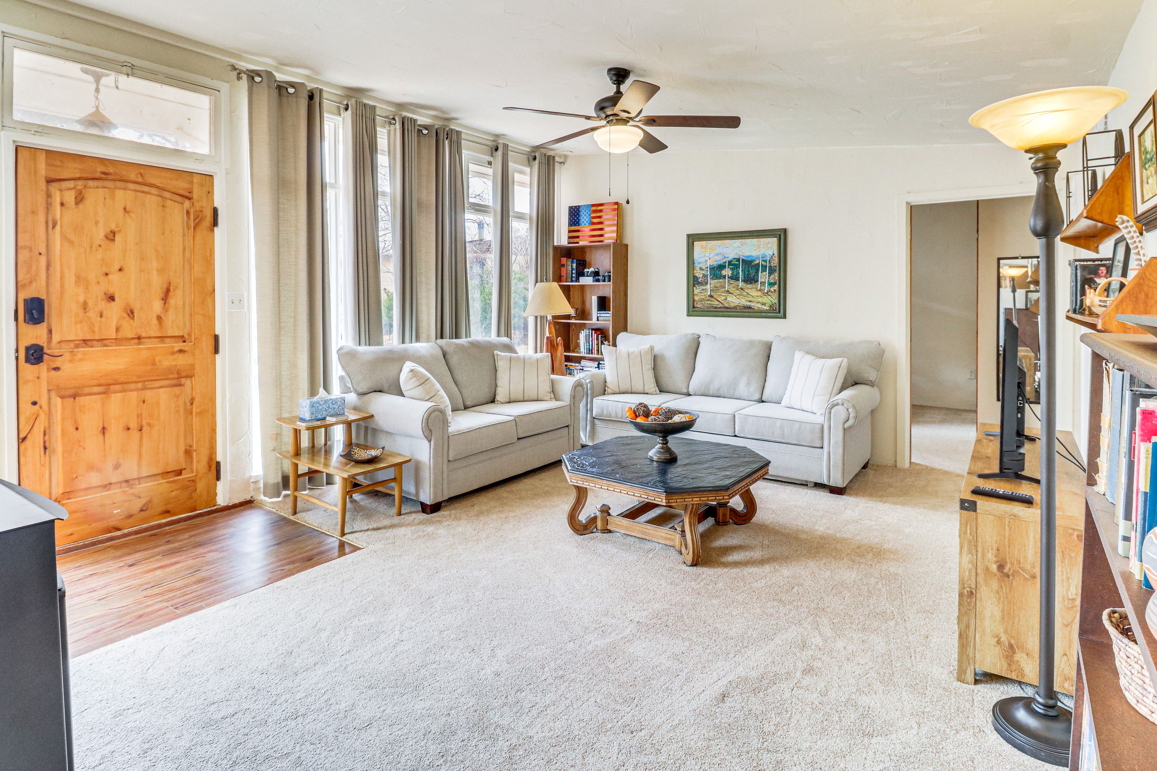 Living Room | Free WiFi | Full Sleeper Sofa | Smart TV