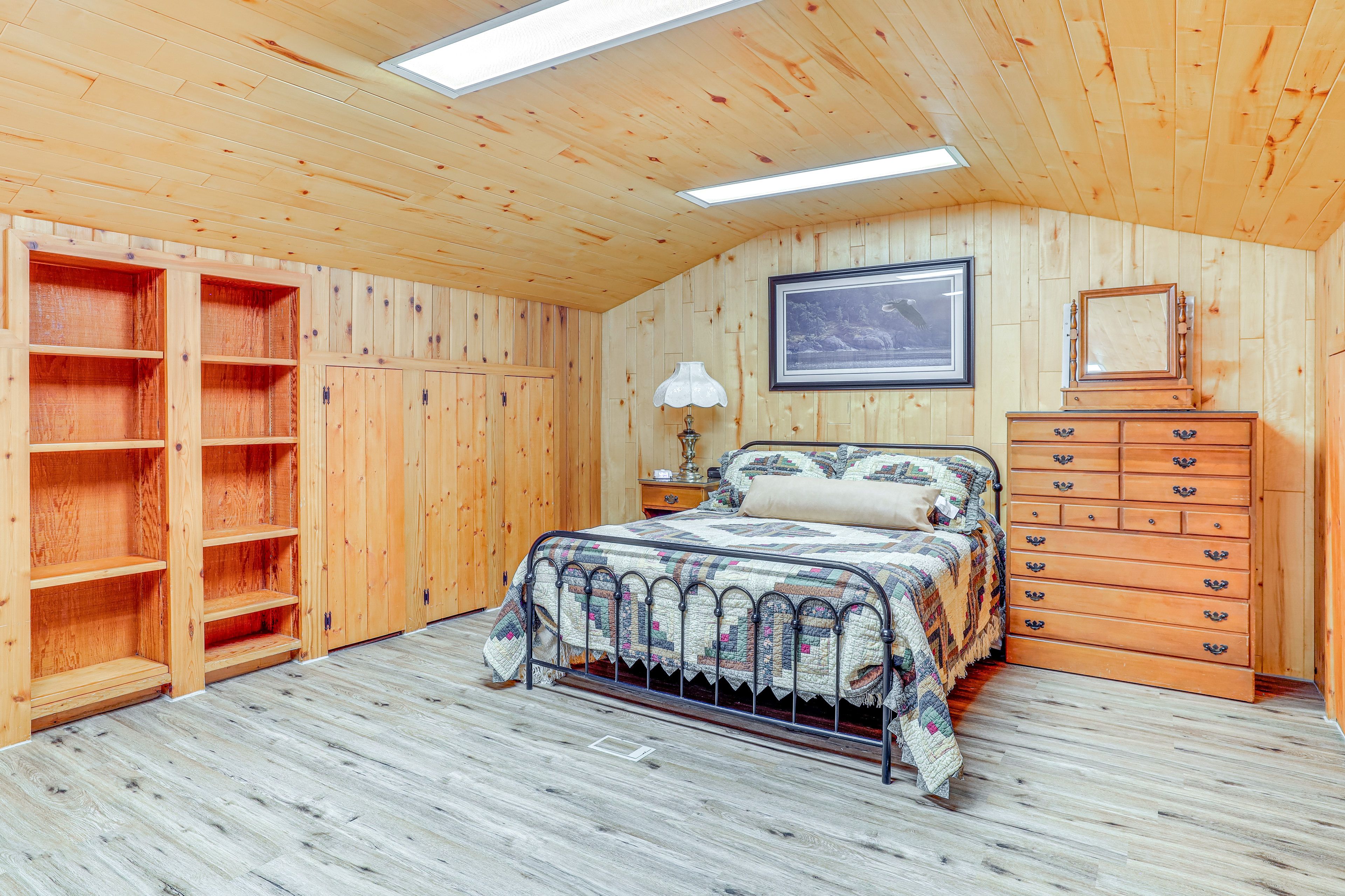 Bedroom (Loft) | Queen Bed | 2nd Floor