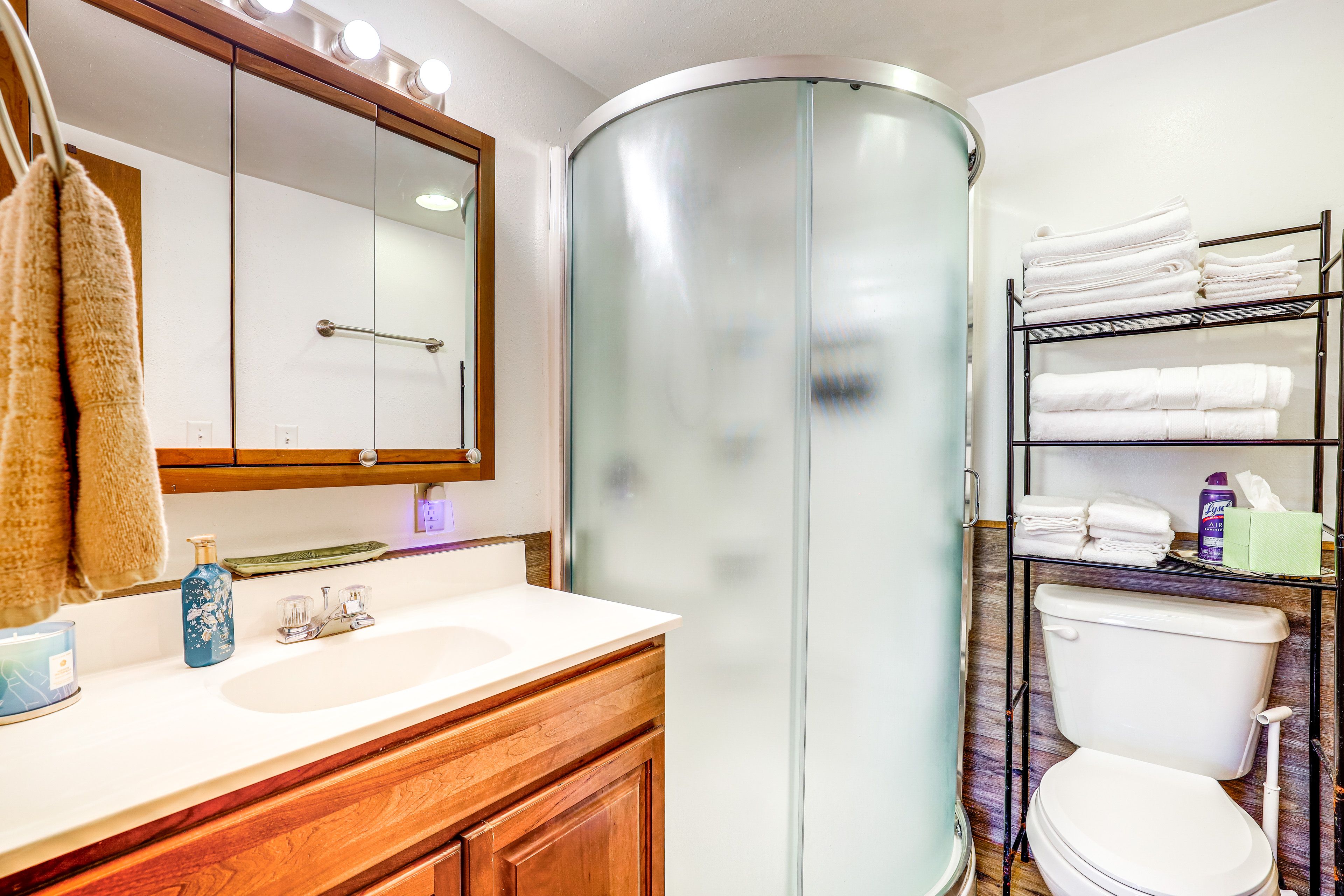 Full Bathroom | Towels Provided | 1st Floor