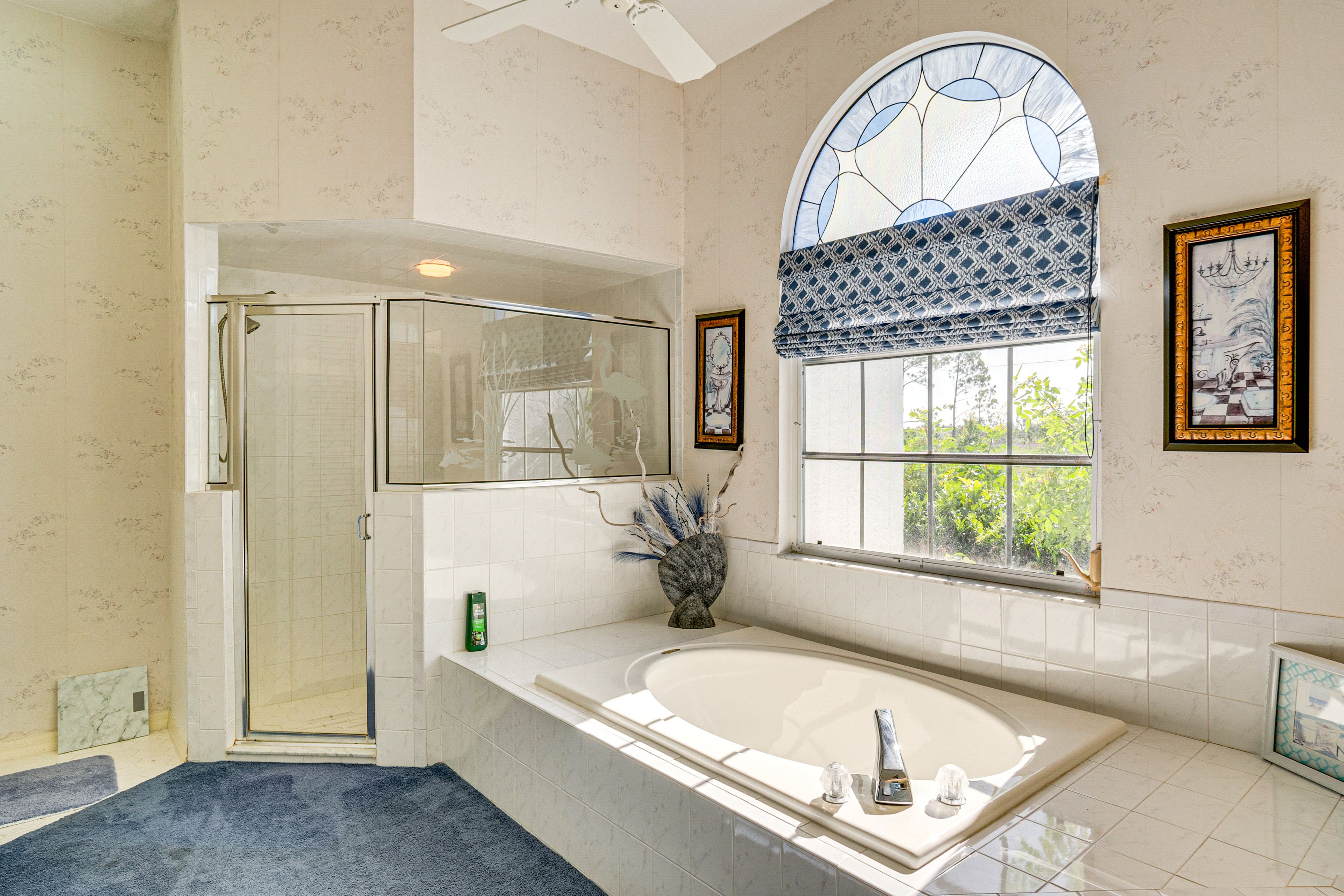 Full Bathroom | Separate Tub & Shower