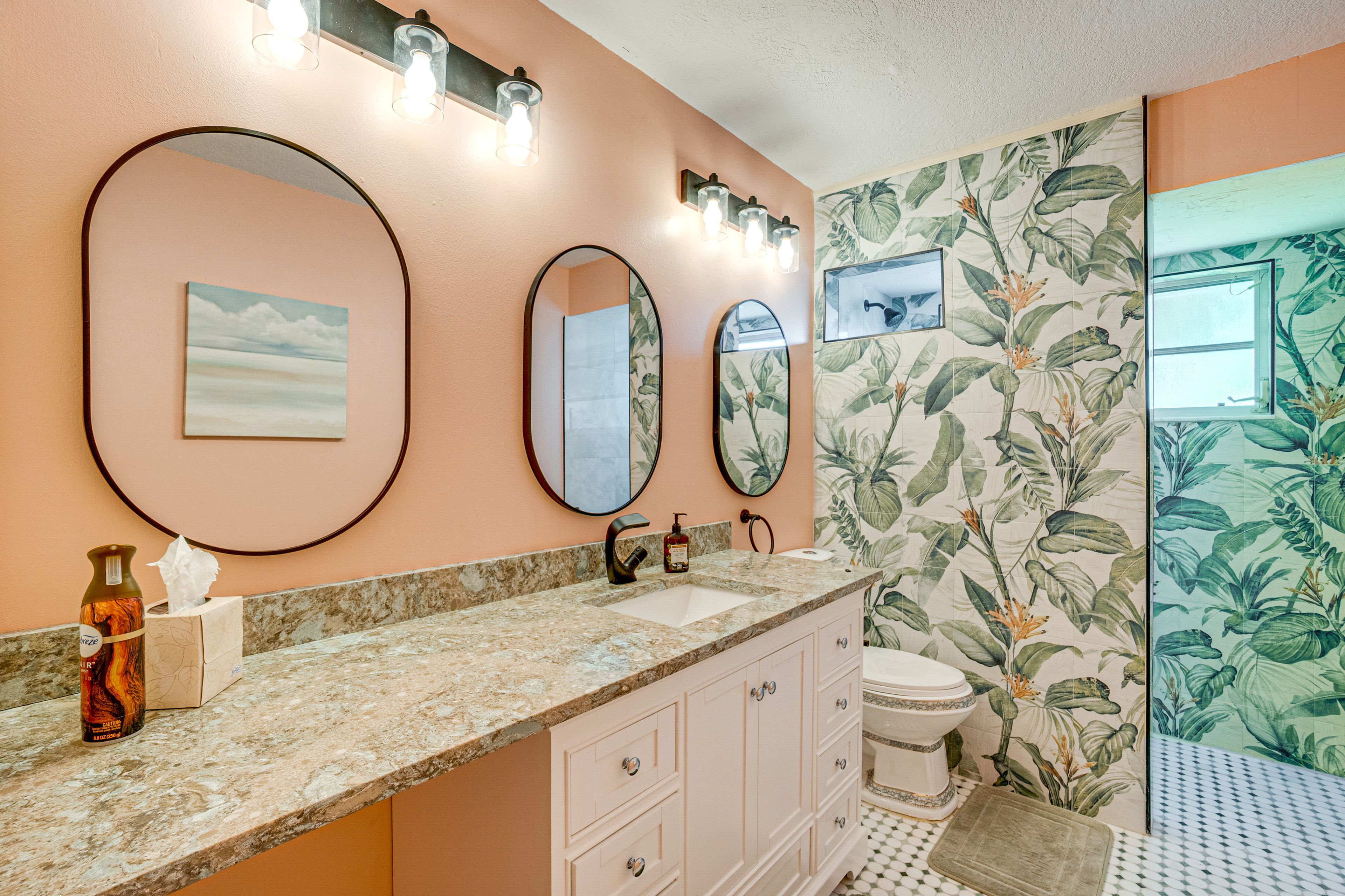 Full Bathroom | Towels Provided