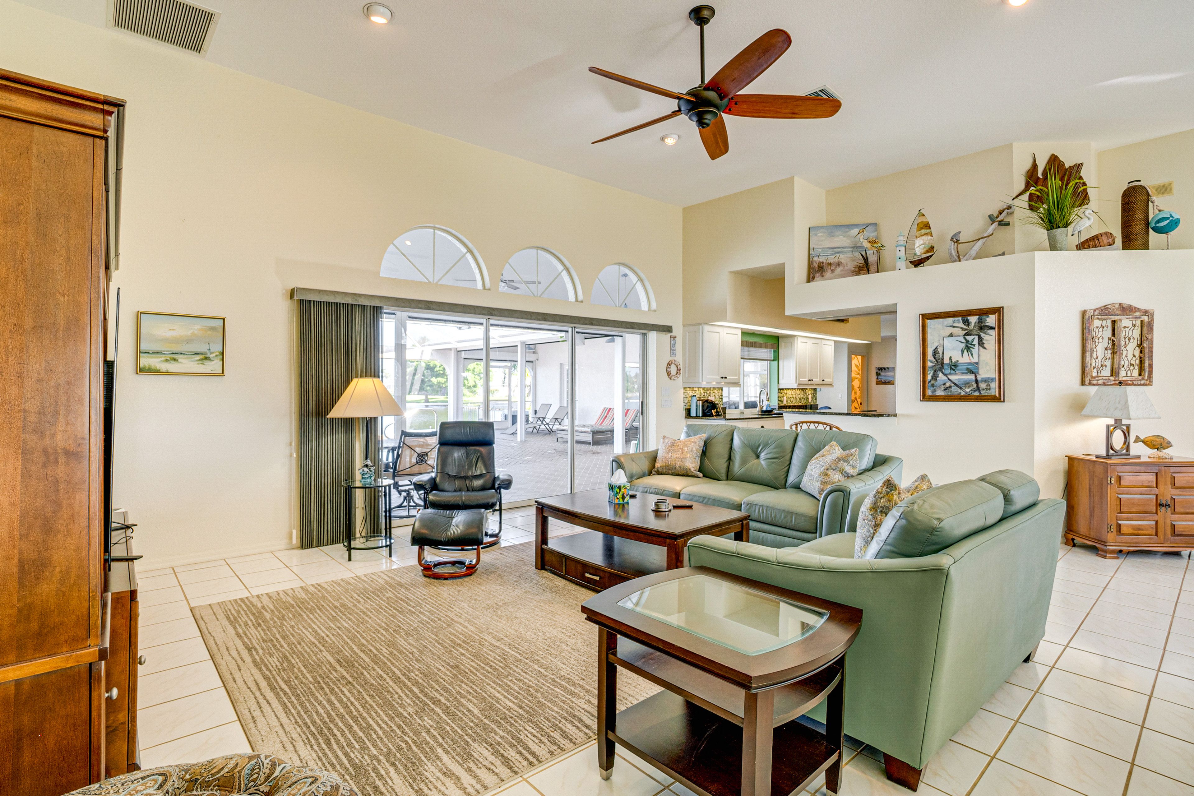 Living Room | Queen Sleeper Sofa | Free WiFi | Smart TV