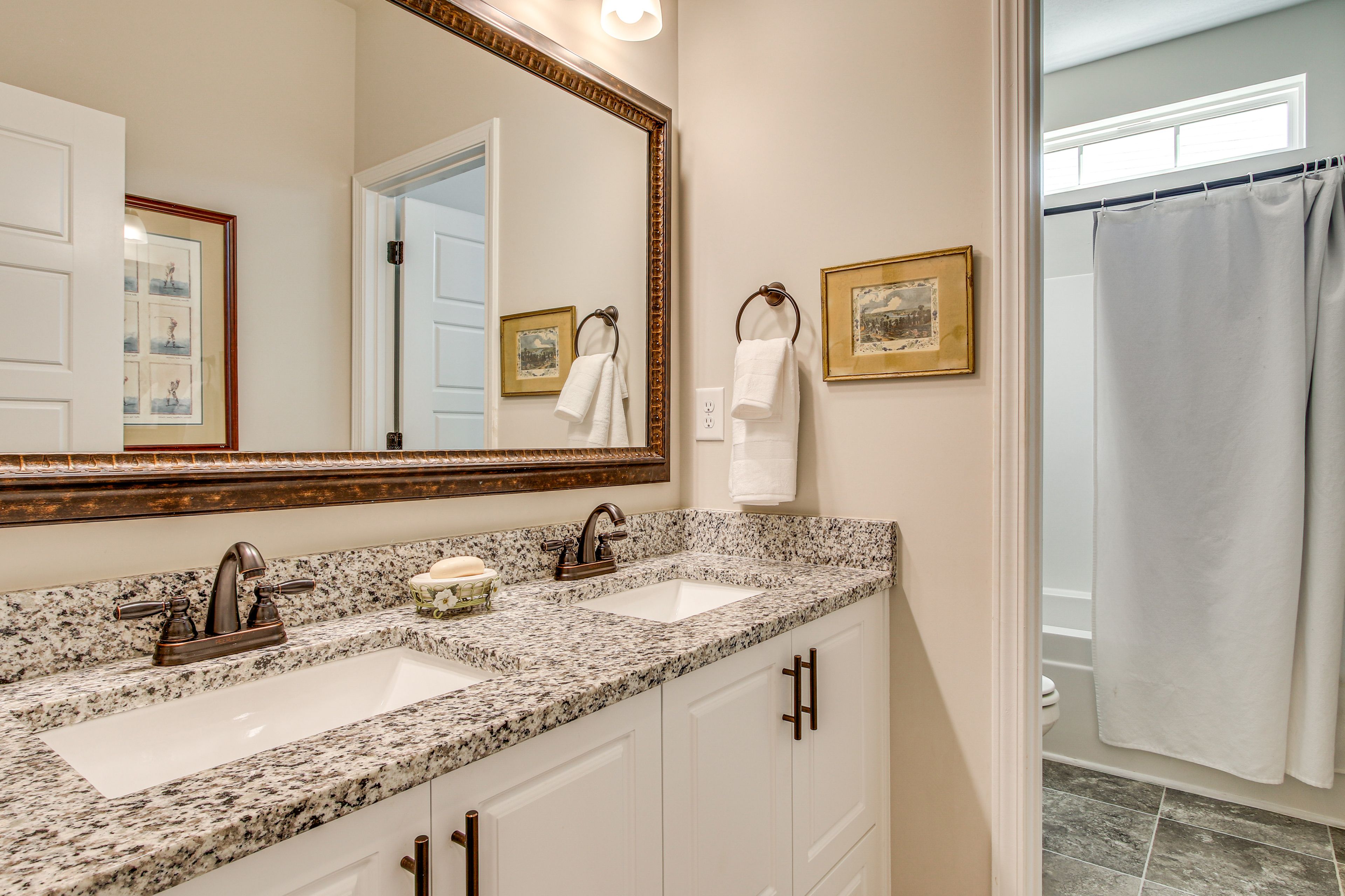Full Bathroom | Towels Provided