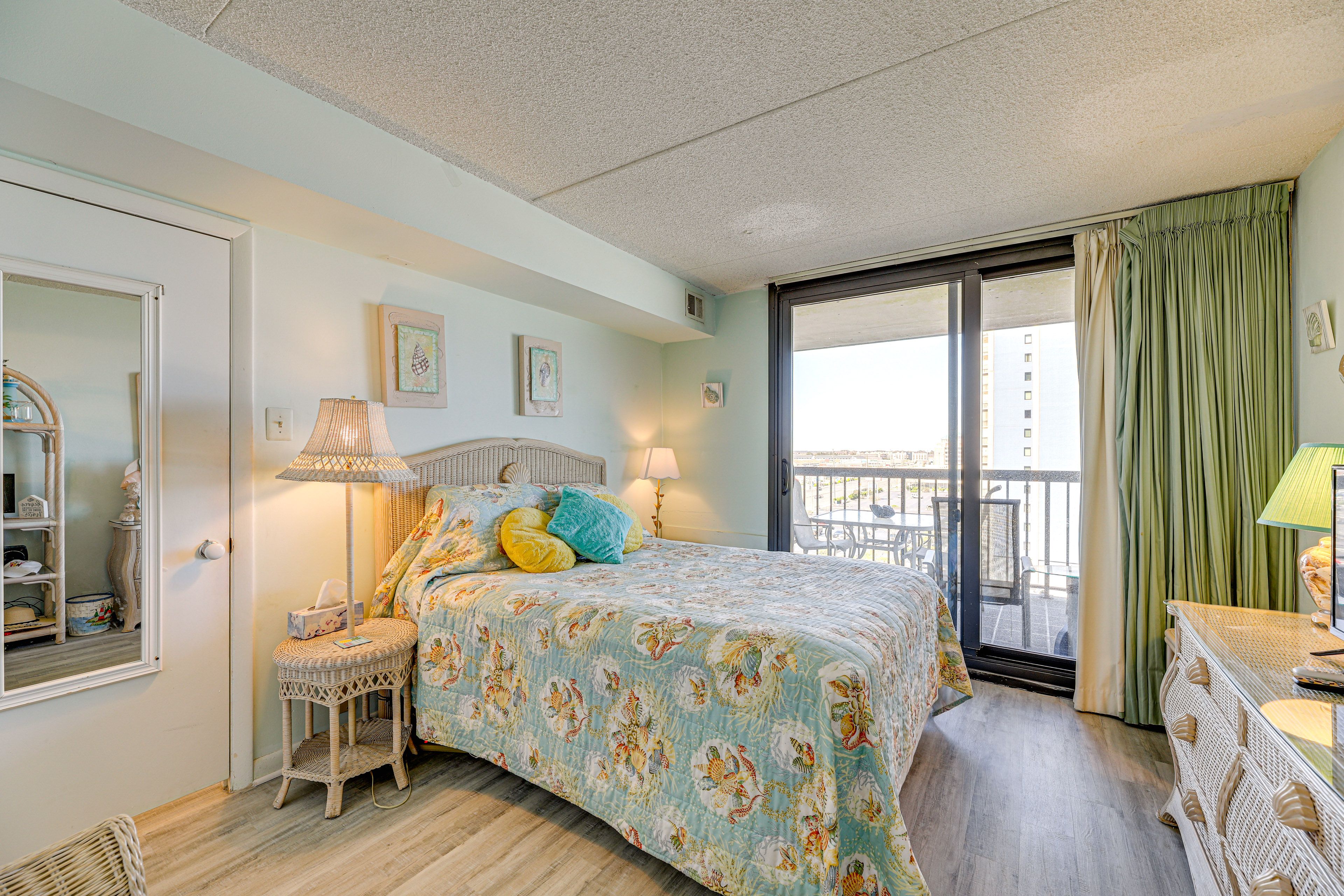 Bedroom 1 | Queen Bed | Smart TV
