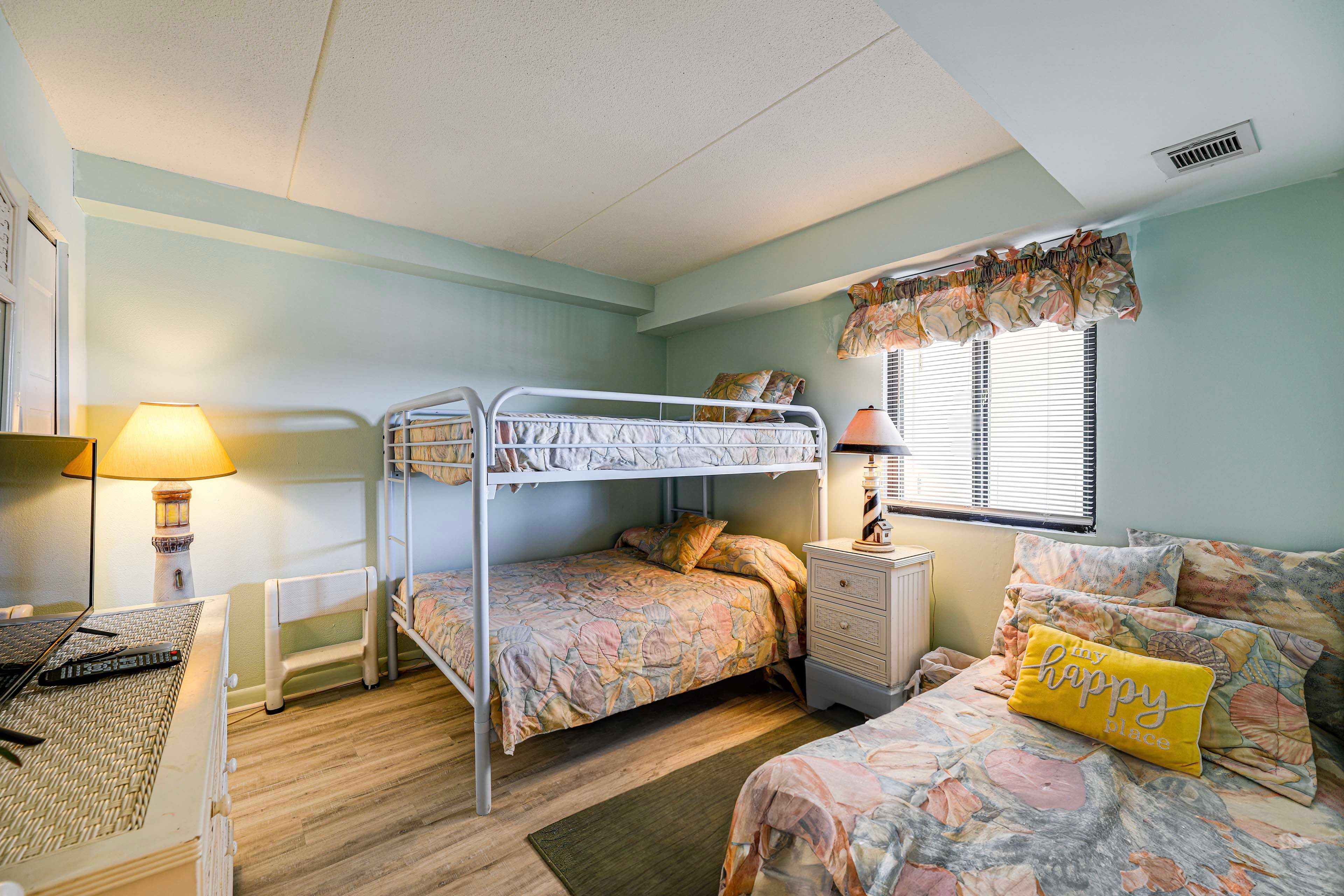 Bedroom 2 | Full Bunk Bed | Full Bed | Crib | Smart TV