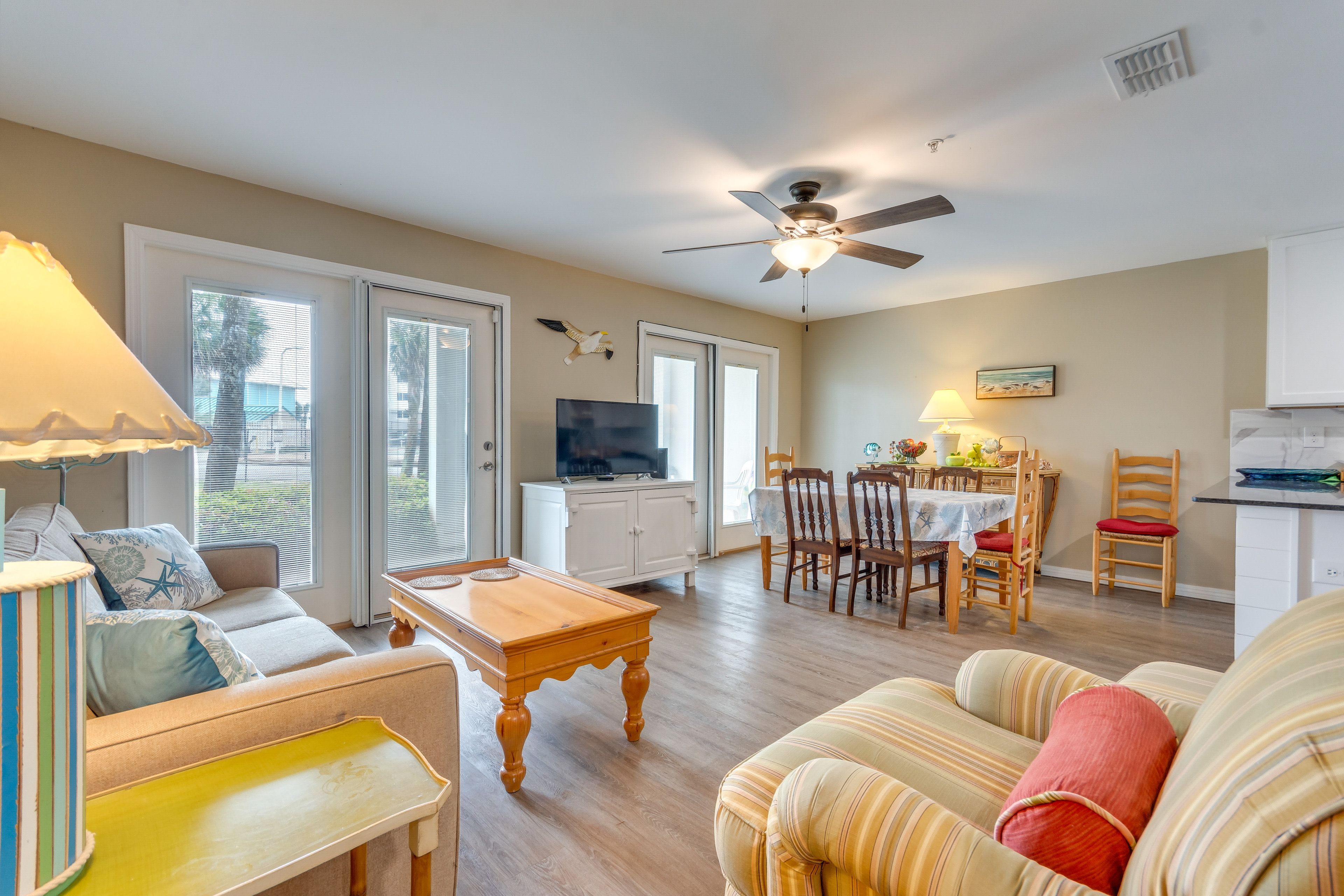 Living Room | Smart TV | Central Heating & A/C | Free WiFi